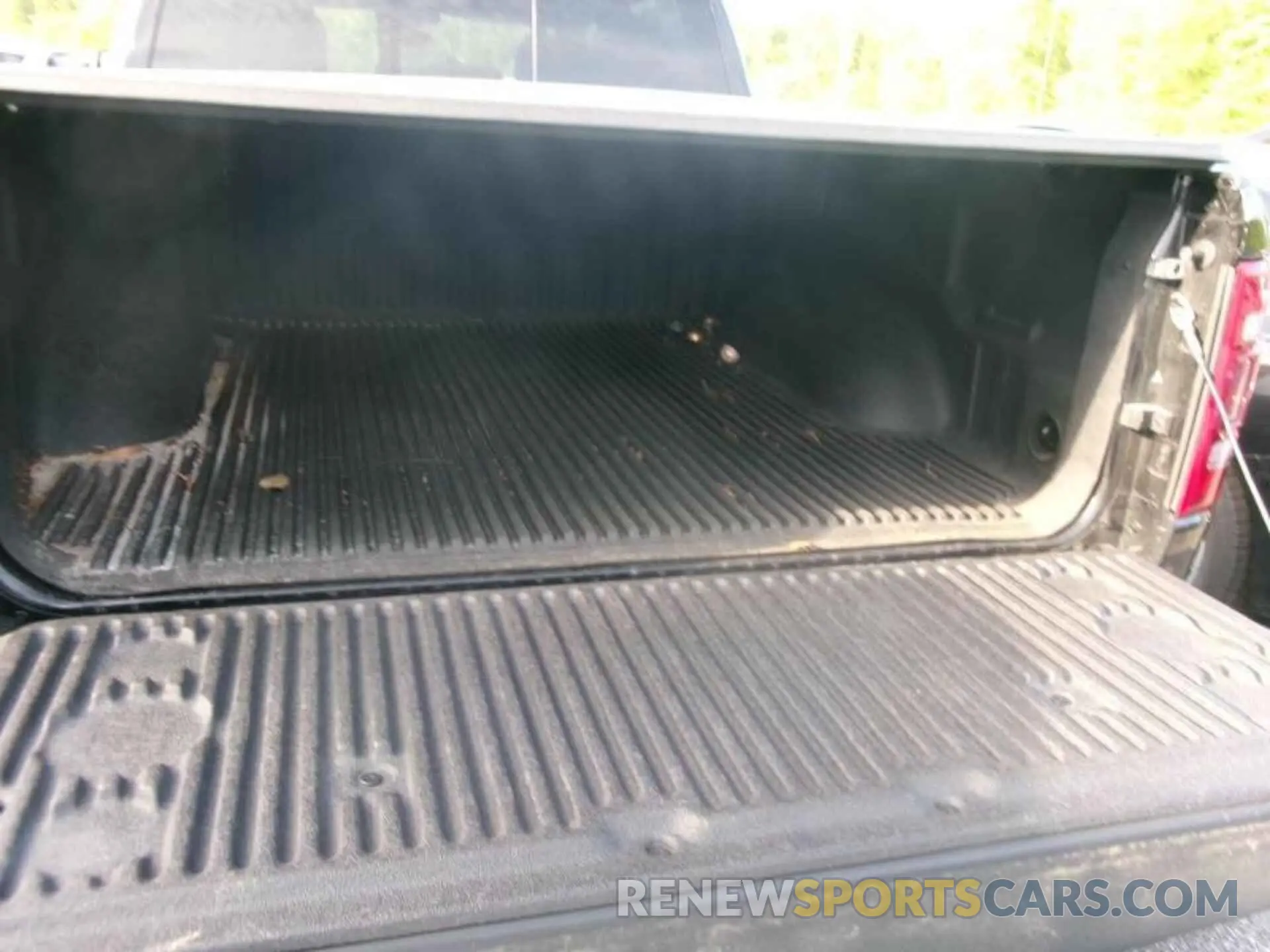 5 Photograph of a damaged car 1C6RRFFG3NN389917 RAM 1500 2022