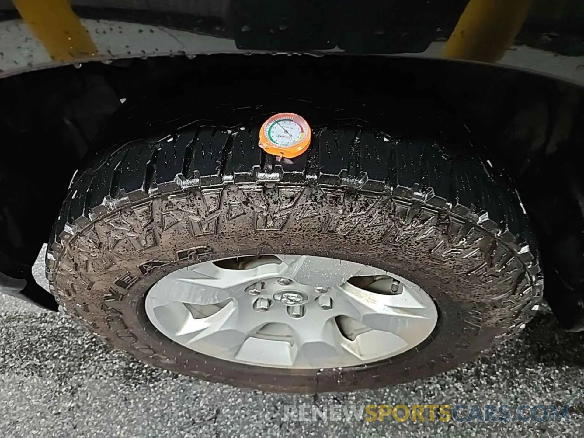 4 Photograph of a damaged car 1C6RRFFG4NN269611 RAM 1500 2022