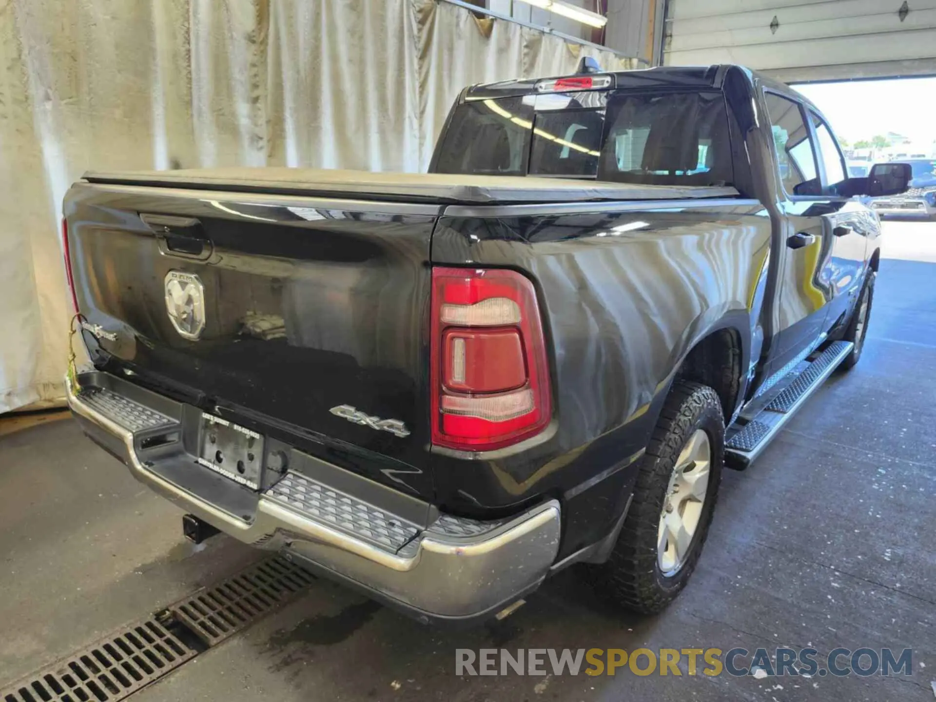 5 Photograph of a damaged car 1C6RRFFG4NN269611 RAM 1500 2022