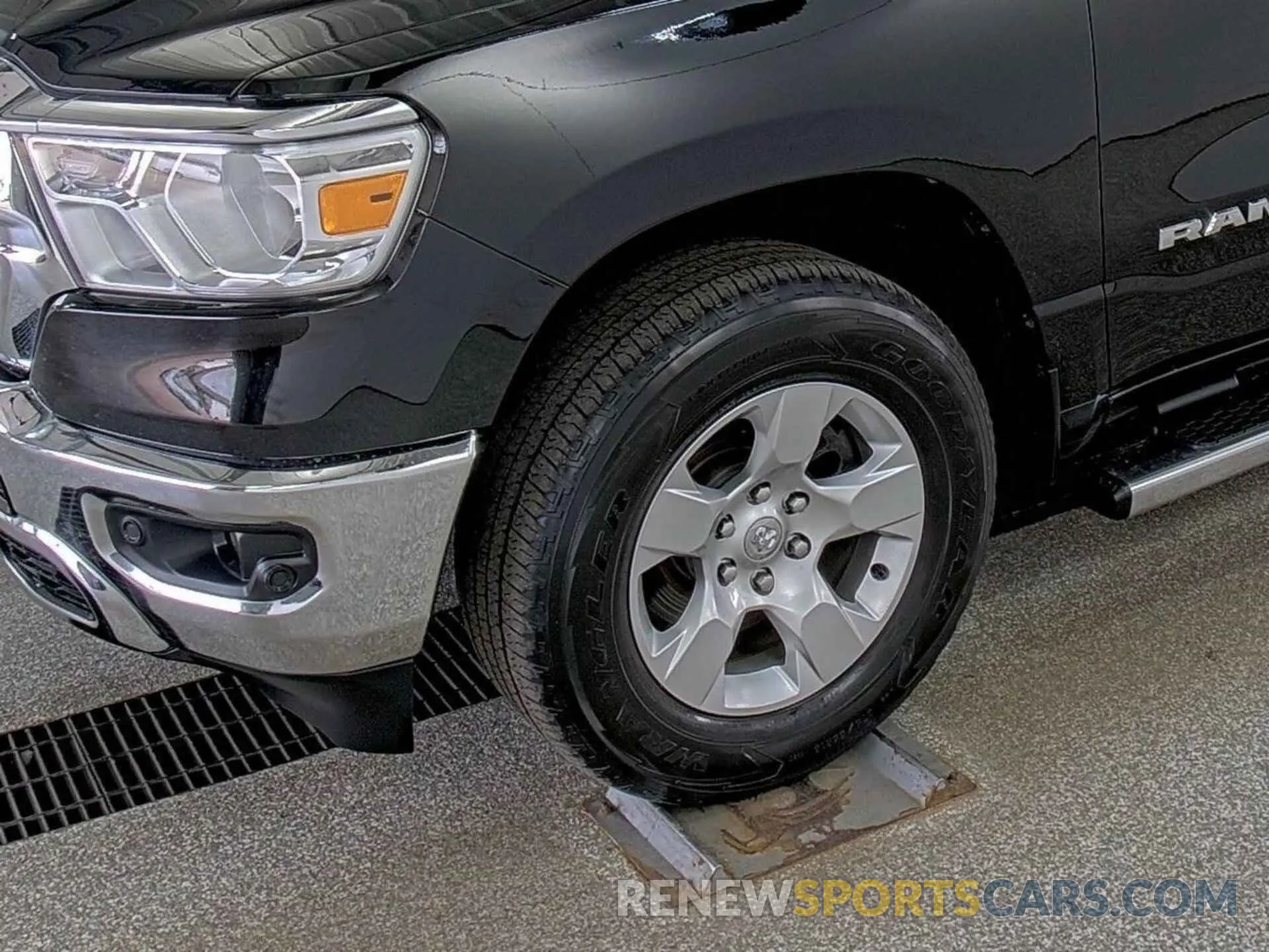 10 Photograph of a damaged car 1C6RRFFG5NN179027 RAM 1500 2022