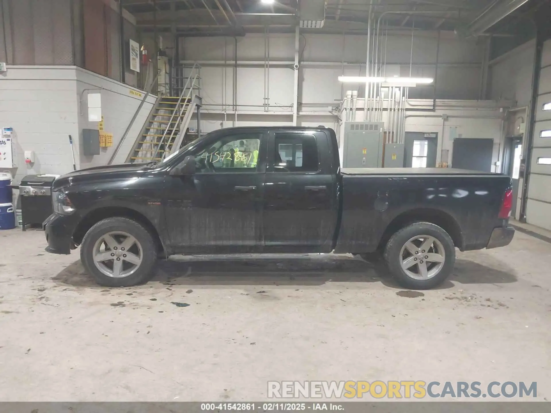 13 Photograph of a damaged car 1C6RRFFG5NN327726 RAM 1500 2022