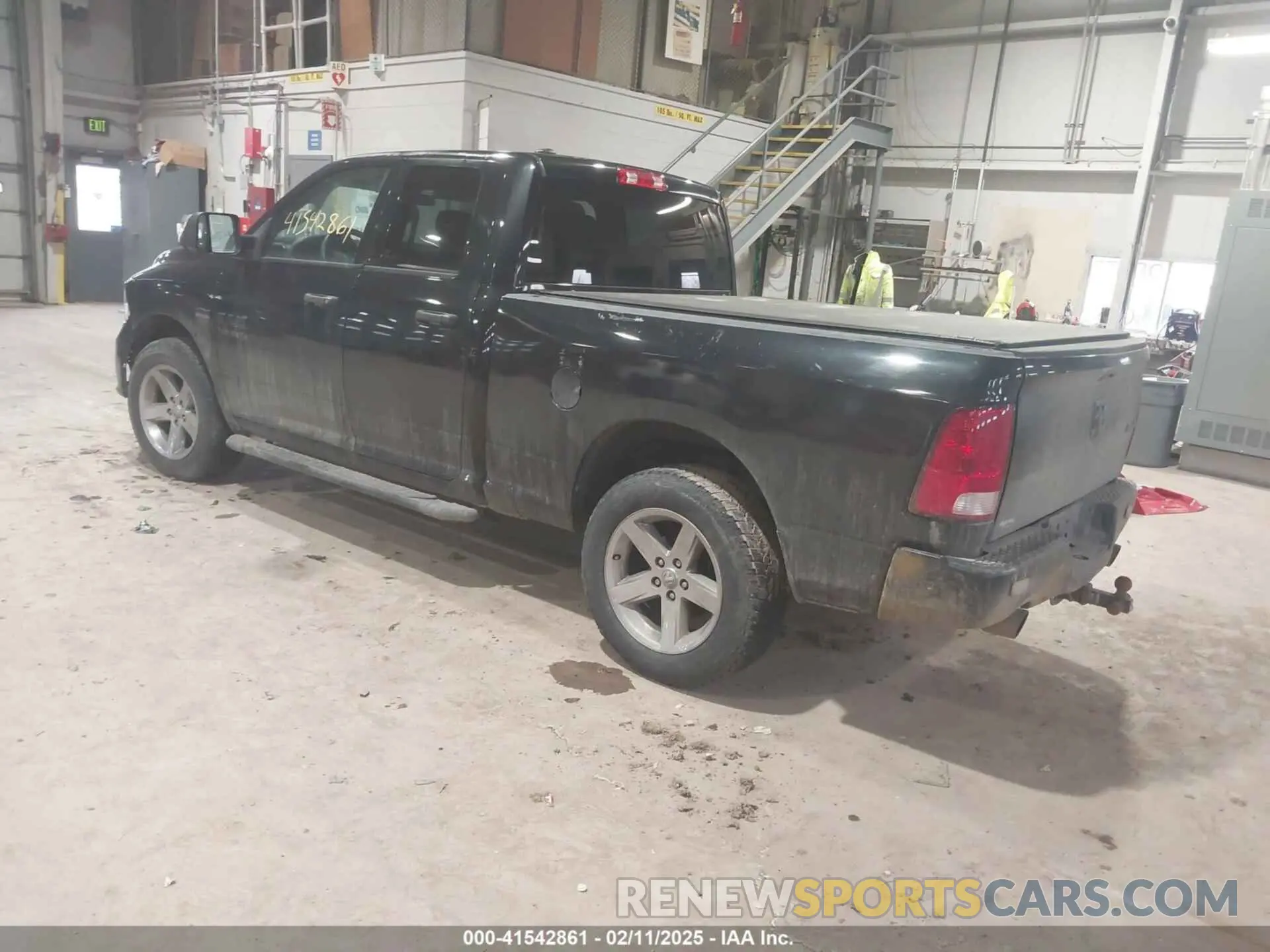 3 Photograph of a damaged car 1C6RRFFG5NN327726 RAM 1500 2022