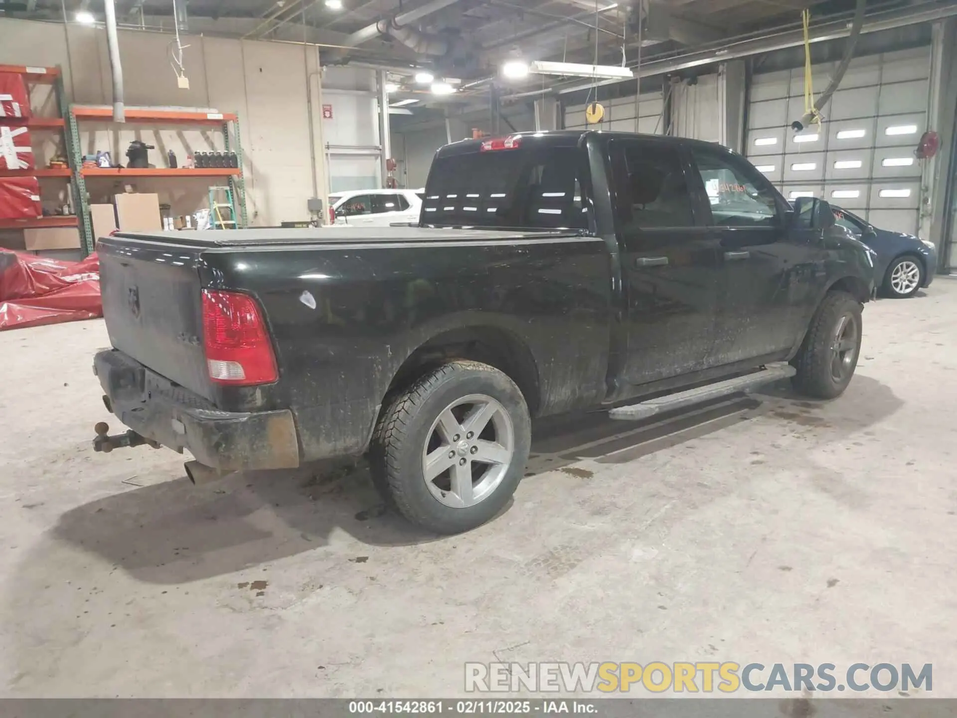 4 Photograph of a damaged car 1C6RRFFG5NN327726 RAM 1500 2022