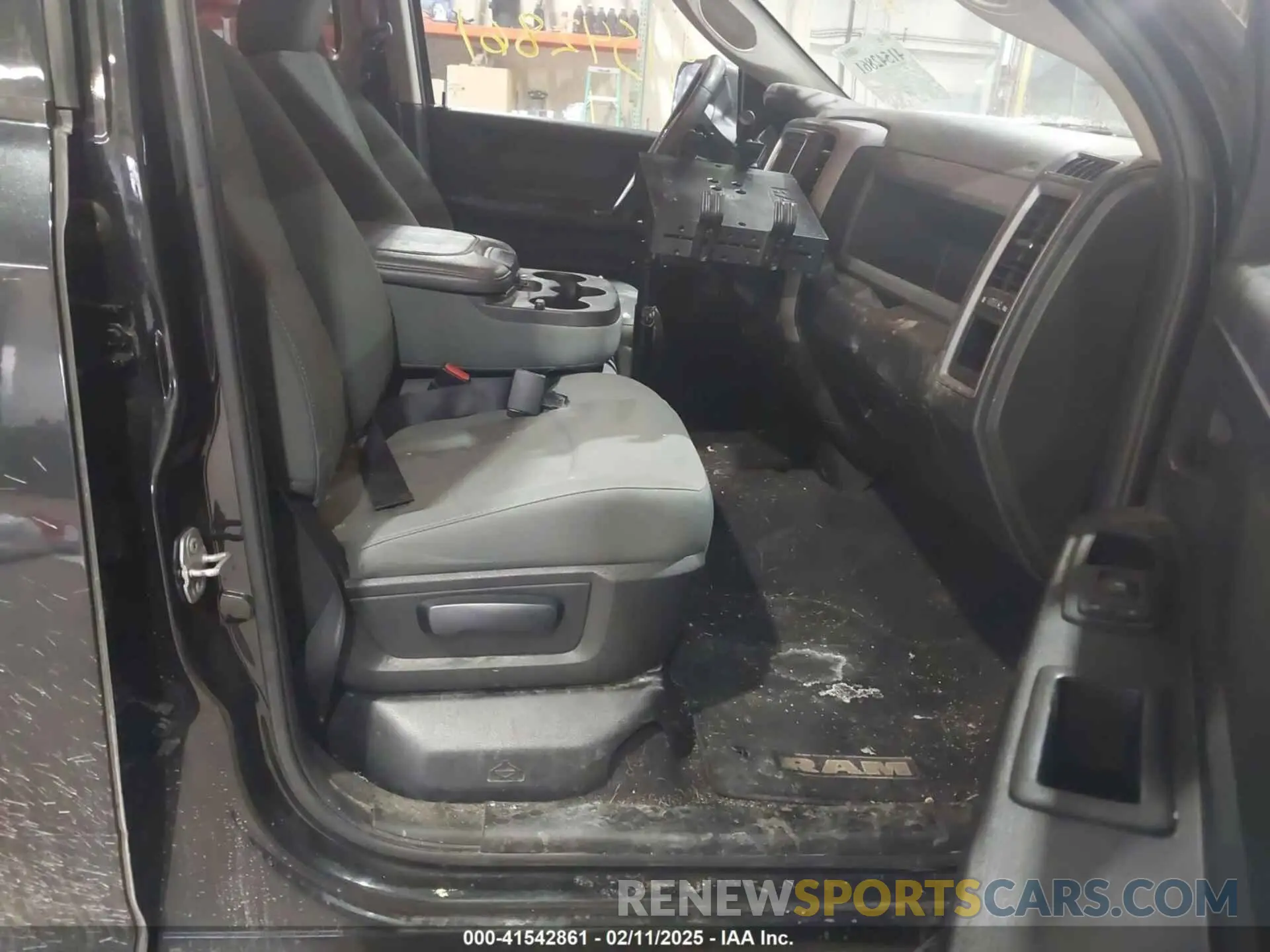 5 Photograph of a damaged car 1C6RRFFG5NN327726 RAM 1500 2022