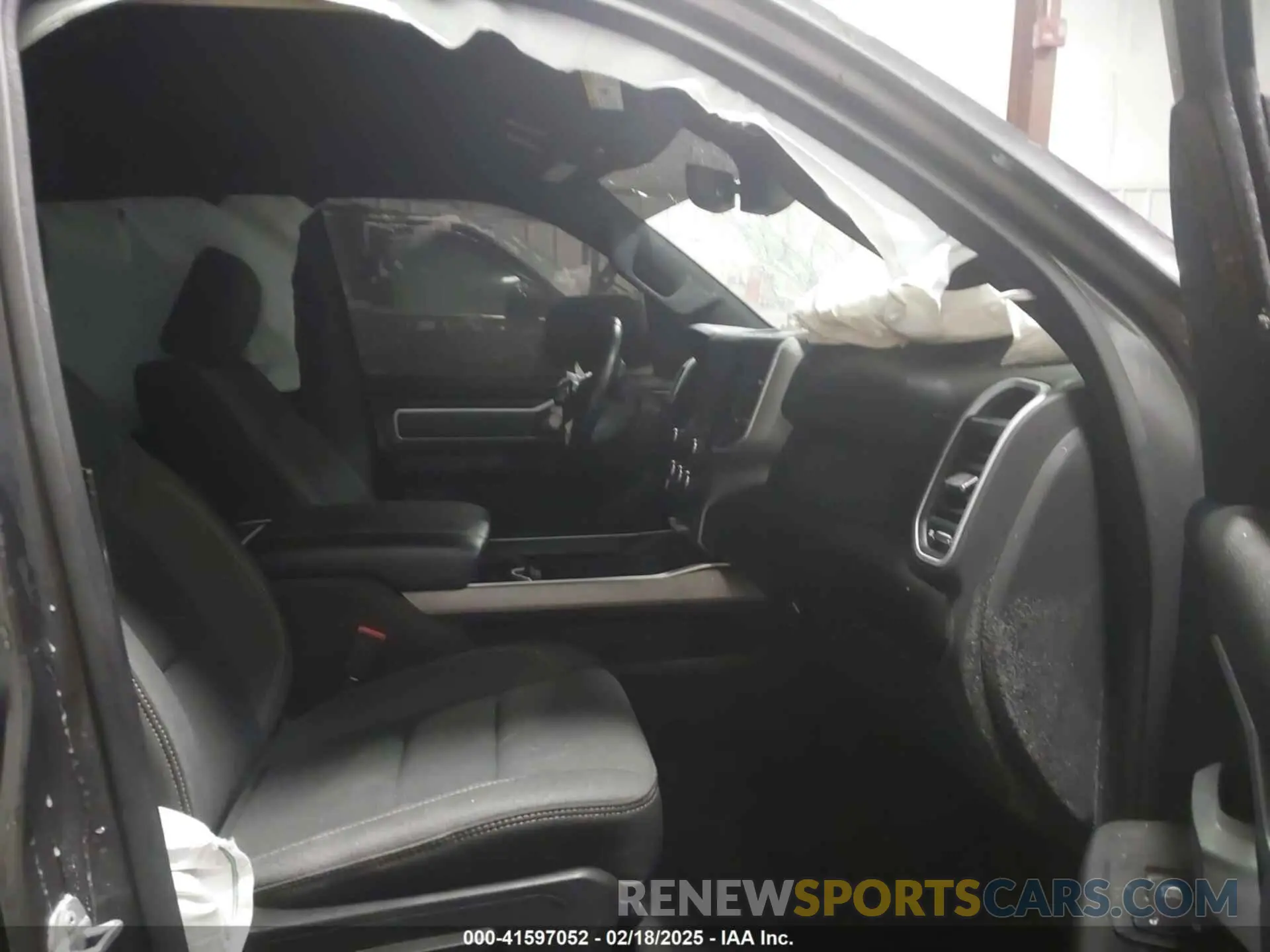 5 Photograph of a damaged car 1C6RRFFG6NN225710 RAM 1500 2022
