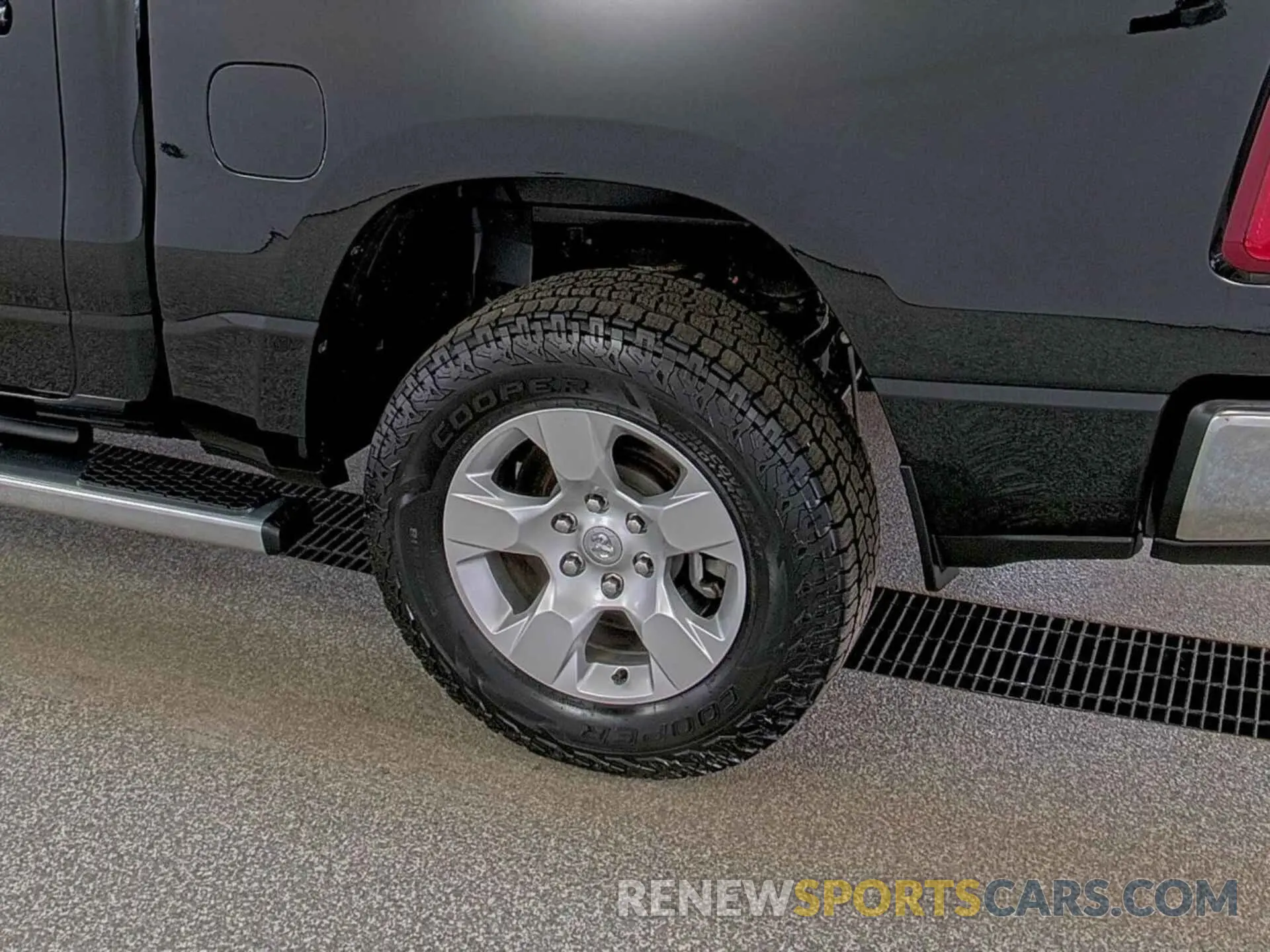 19 Photograph of a damaged car 1C6RRFFG7NN179045 RAM 1500 2022