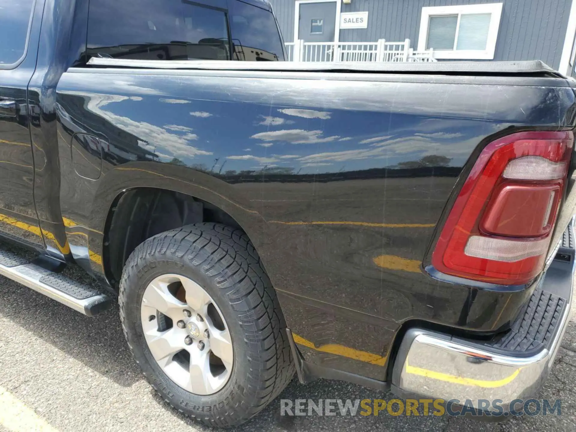 10 Photograph of a damaged car 1C6RRFFG7NN190935 RAM 1500 2022