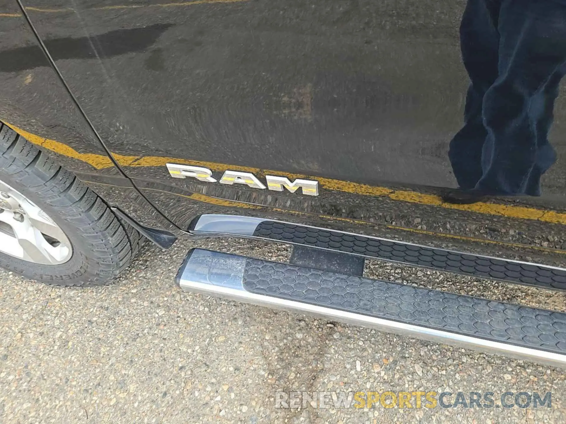 4 Photograph of a damaged car 1C6RRFFG7NN190935 RAM 1500 2022
