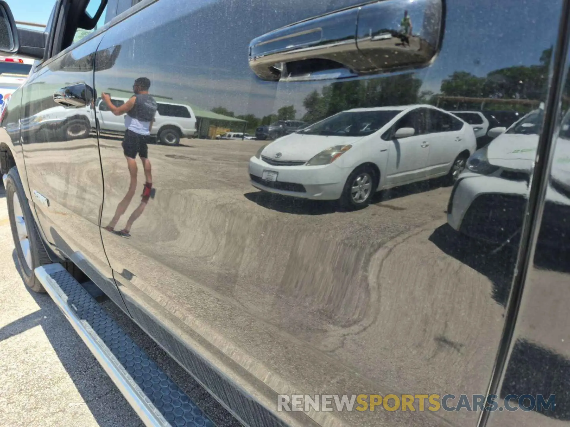 4 Photograph of a damaged car 1C6RRFFG8NN190930 RAM 1500 2022