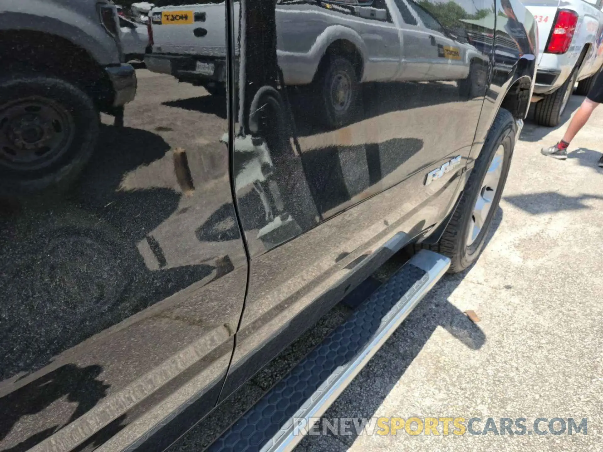 5 Photograph of a damaged car 1C6RRFFG8NN190930 RAM 1500 2022