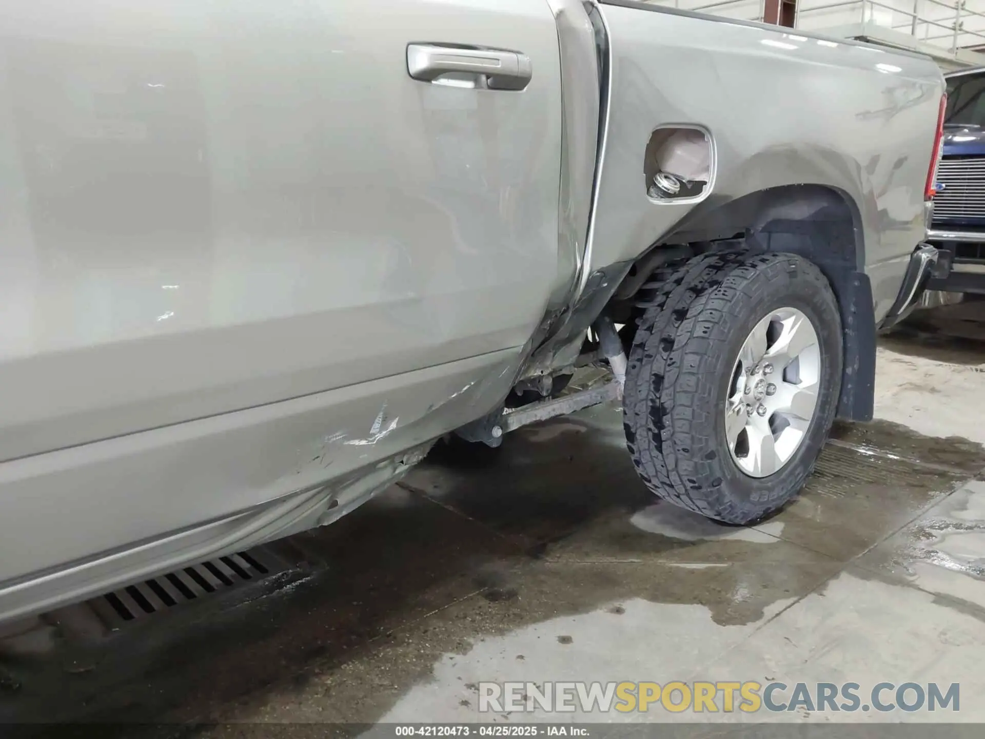 18 Photograph of a damaged car 1C6RRFFG8NN298125 RAM 1500 2022