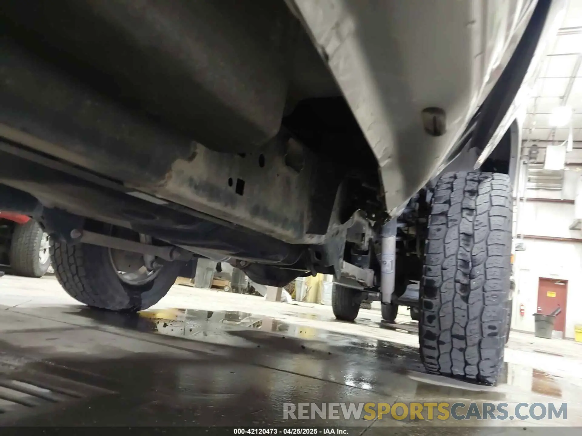 20 Photograph of a damaged car 1C6RRFFG8NN298125 RAM 1500 2022
