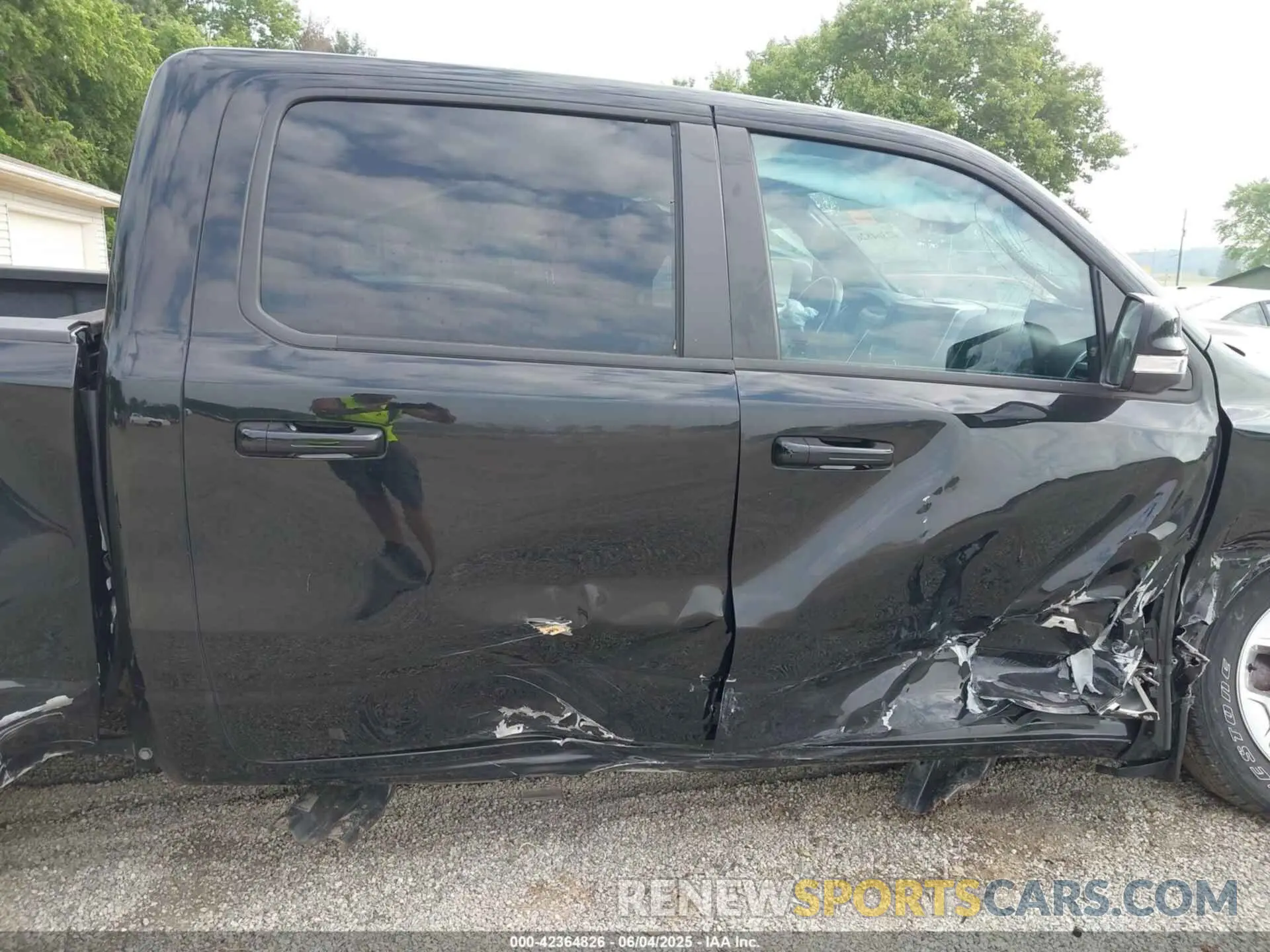 19 Photograph of a damaged car 1C6RRFFG9NN400564 RAM 1500 2022