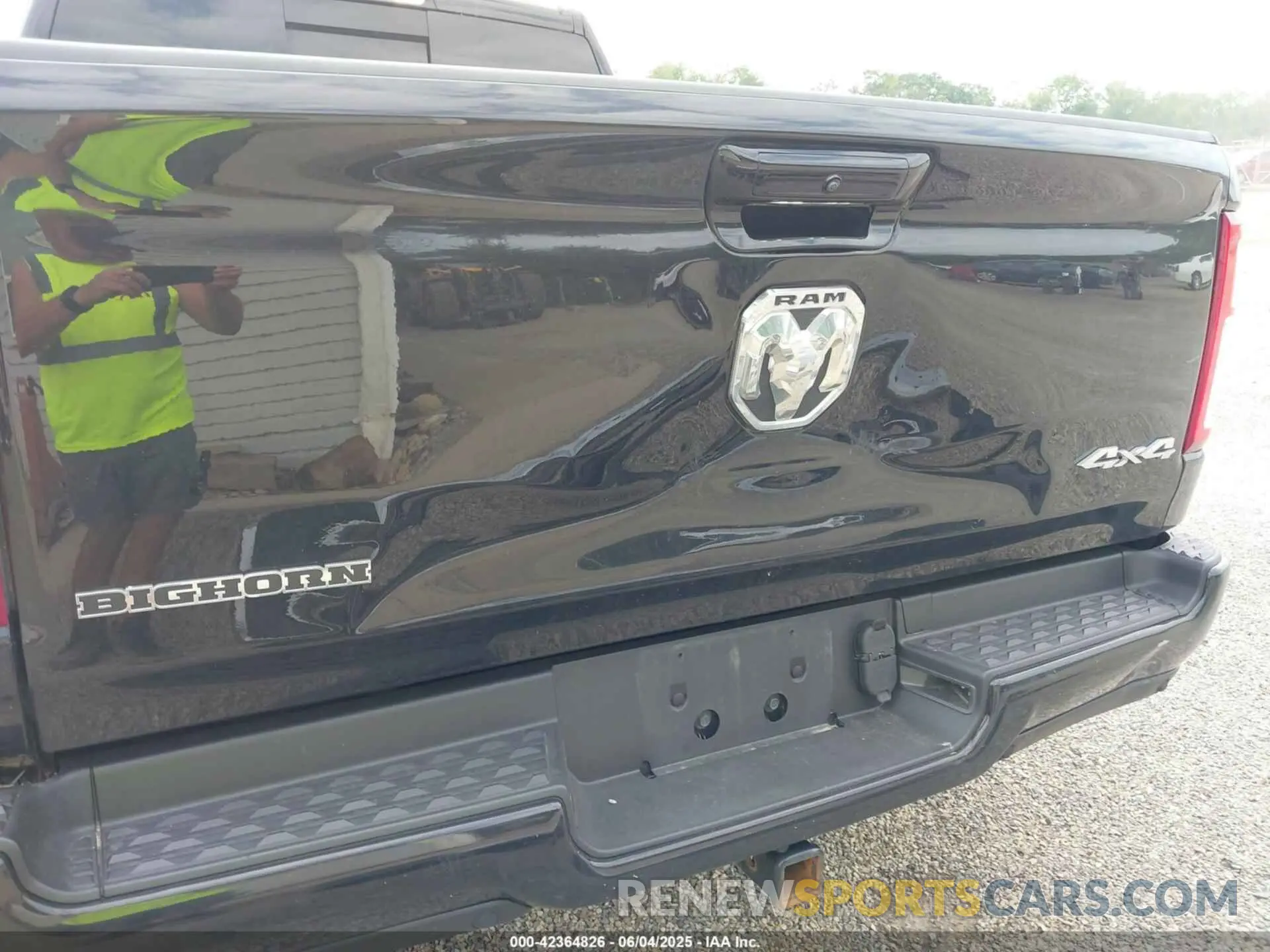 21 Photograph of a damaged car 1C6RRFFG9NN400564 RAM 1500 2022