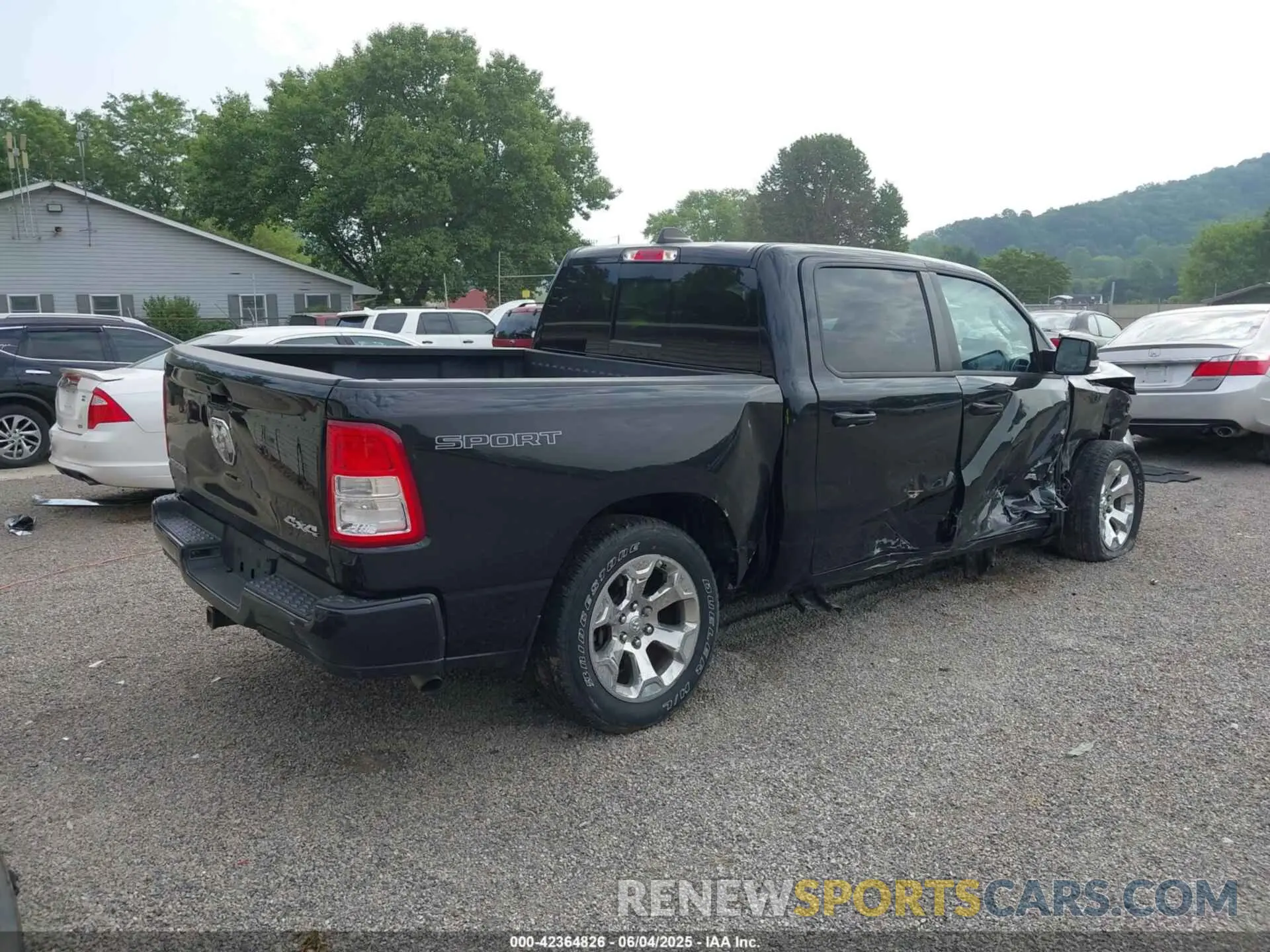 4 Photograph of a damaged car 1C6RRFFG9NN400564 RAM 1500 2022