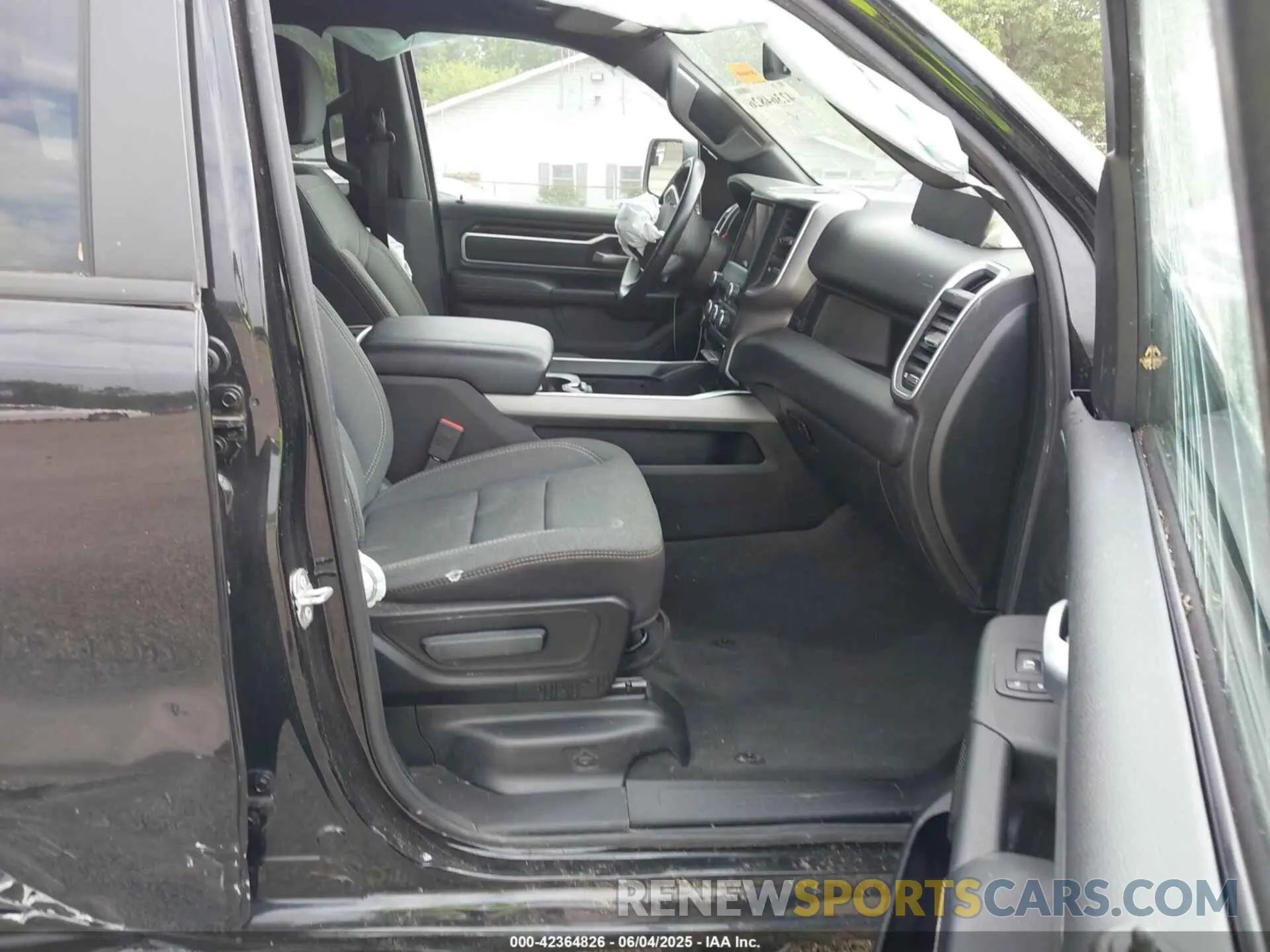 5 Photograph of a damaged car 1C6RRFFG9NN400564 RAM 1500 2022
