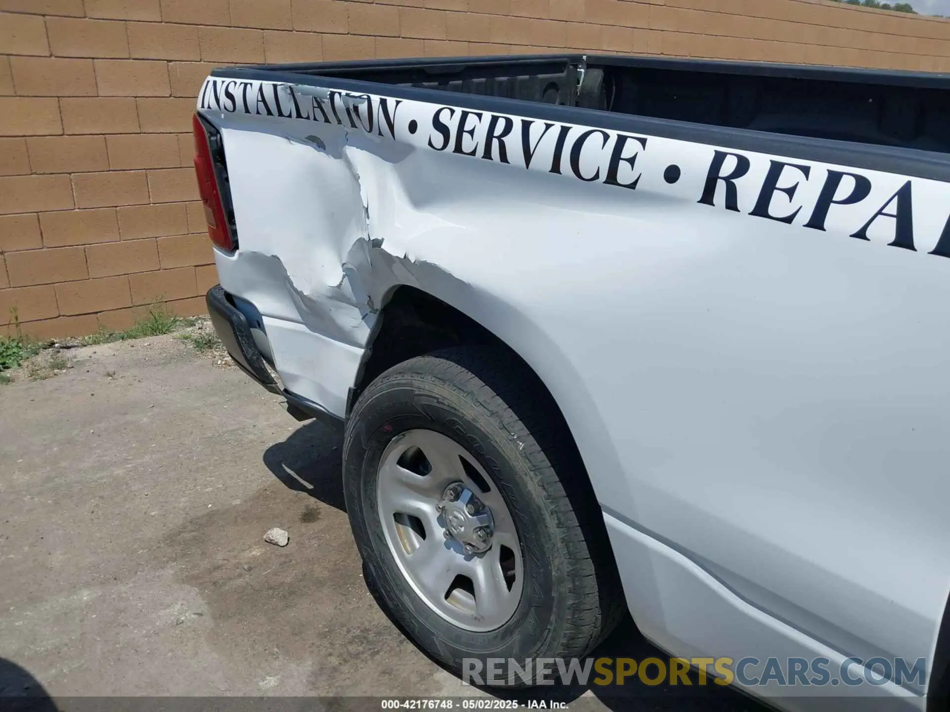 18 Photograph of a damaged car 1C6SRECG7NN435846 RAM 1500 2022