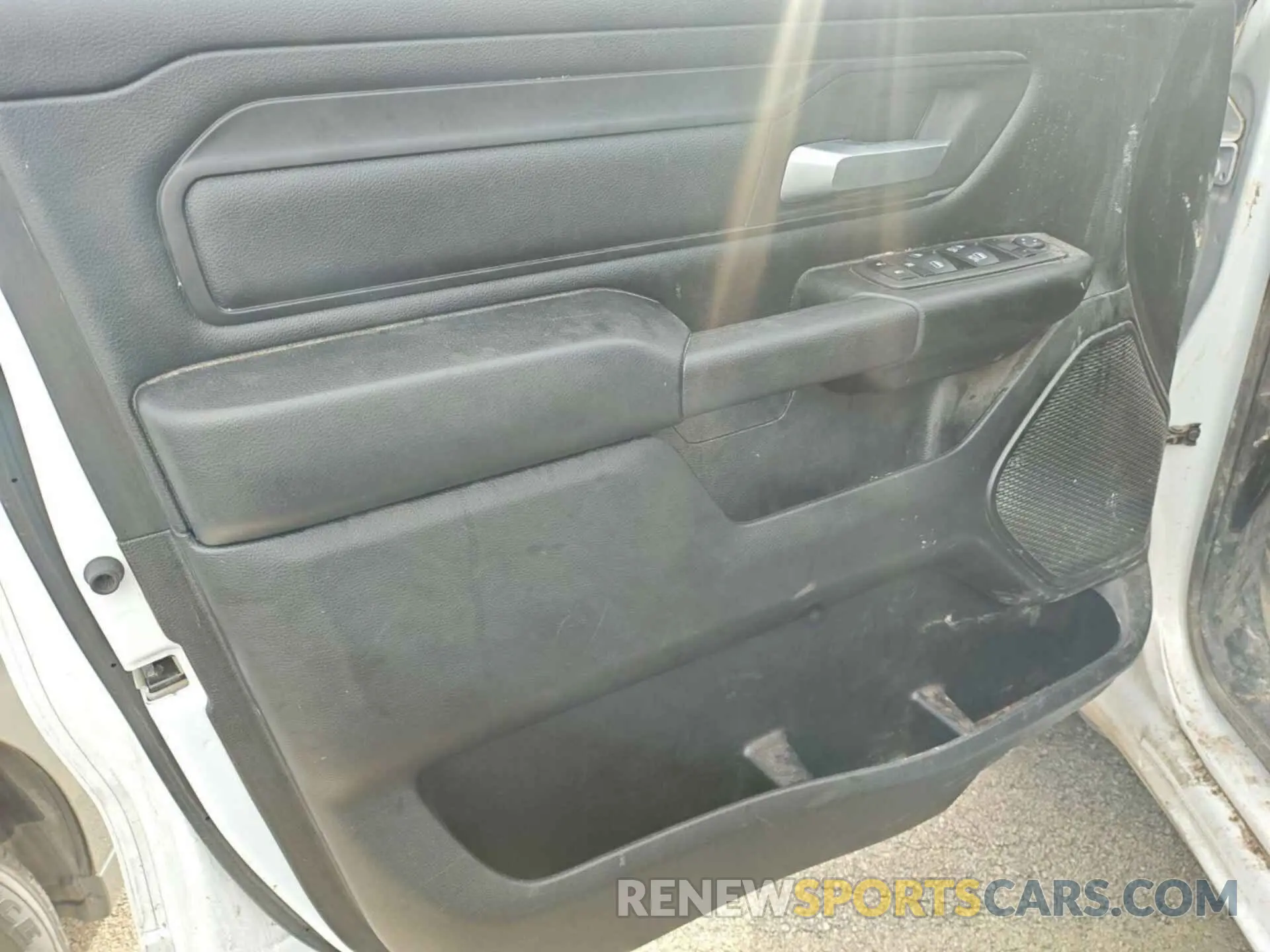 4 Photograph of a damaged car 1C6SRECG9NN451336 RAM 1500 2022