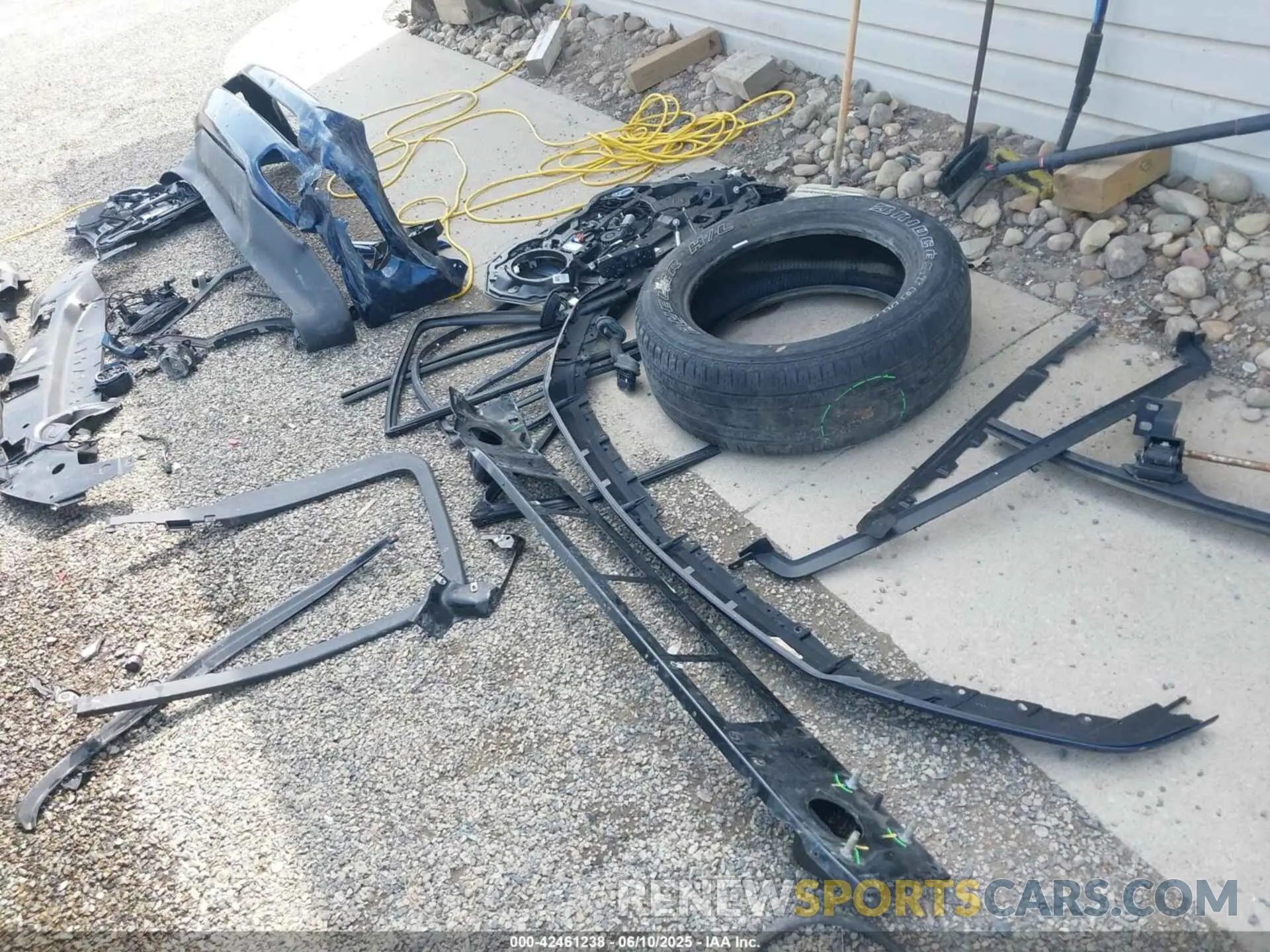12 Photograph of a damaged car 1C6SRFBT1NN255976 RAM 1500 2022