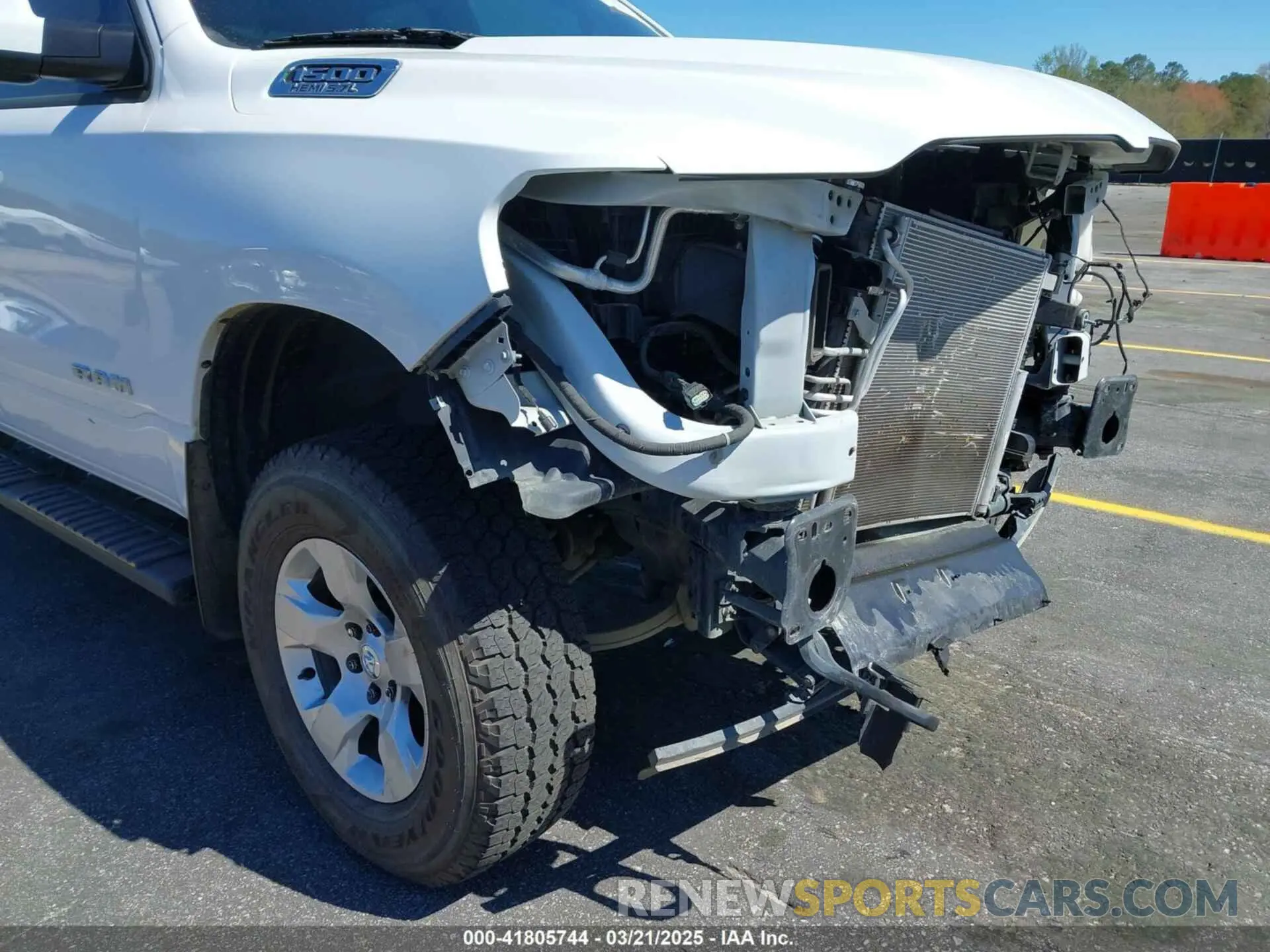 18 Photograph of a damaged car 1C6SRFBT1NN389824 RAM 1500 2022
