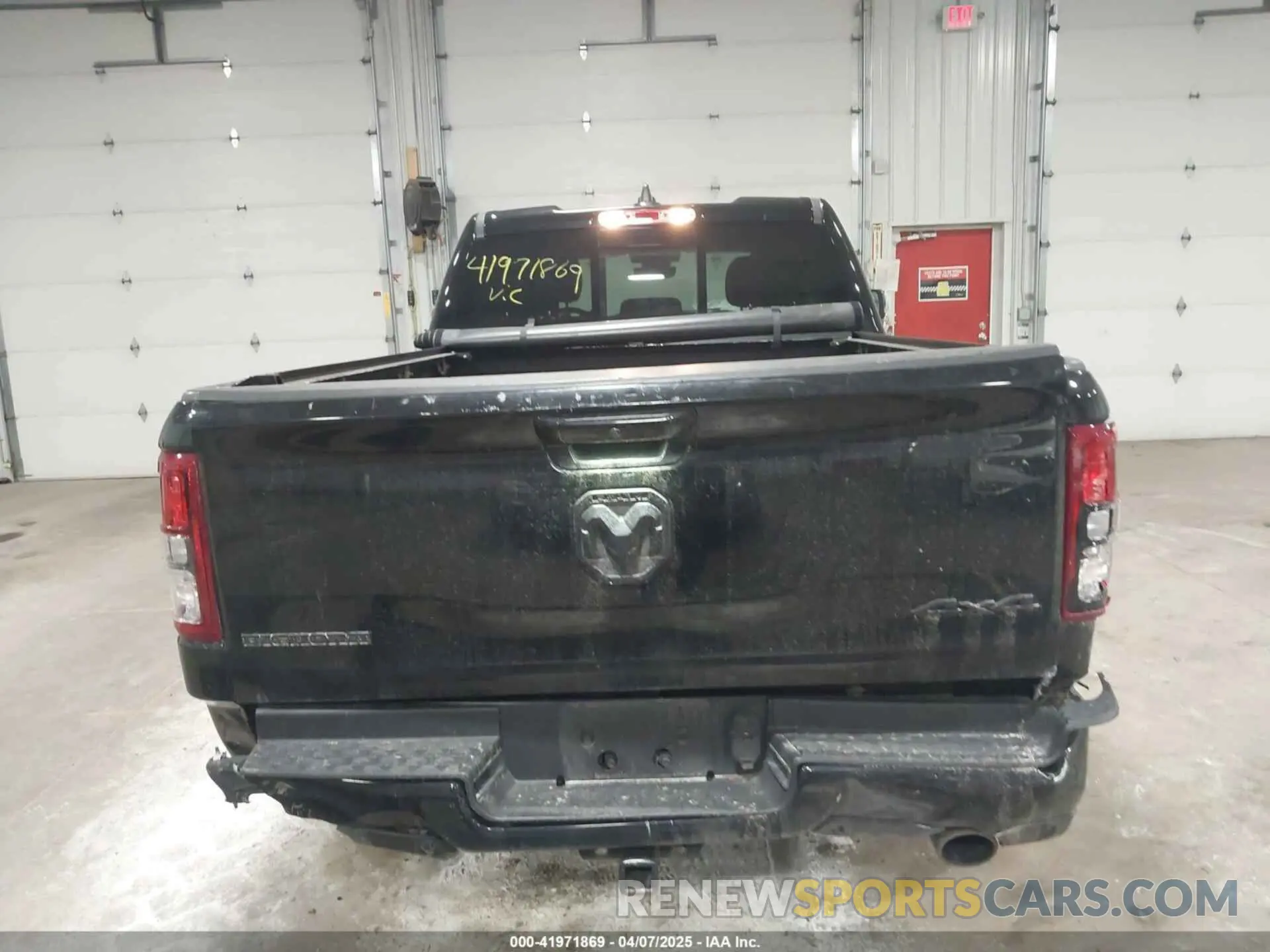 16 Photograph of a damaged car 1C6SRFBT2NN281888 RAM 1500 2022