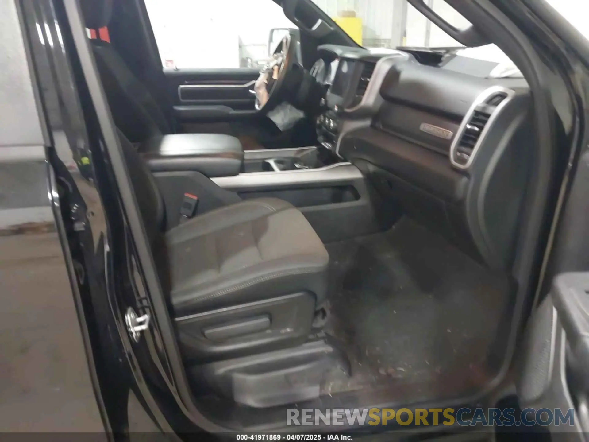 5 Photograph of a damaged car 1C6SRFBT2NN281888 RAM 1500 2022