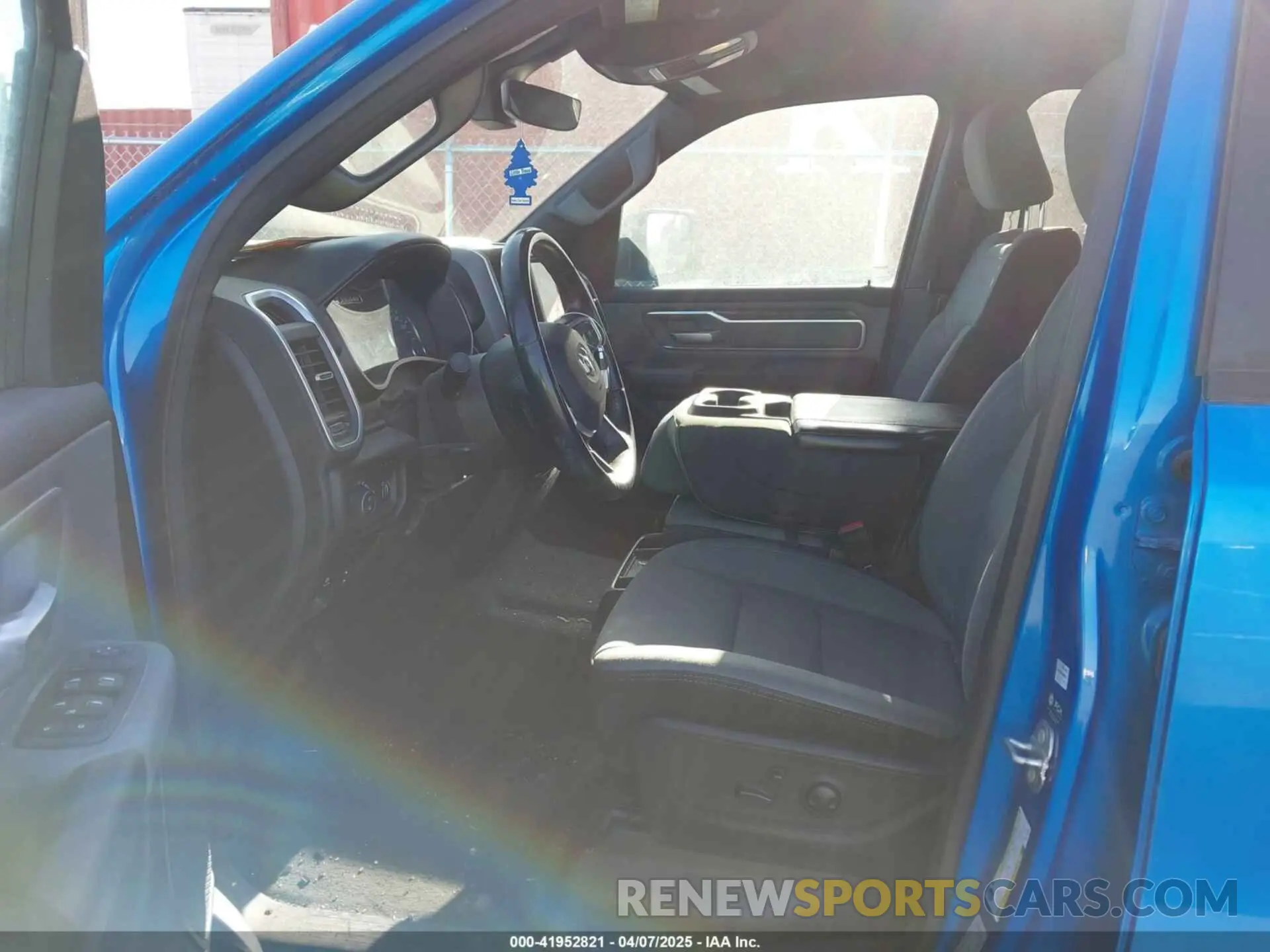 5 Photograph of a damaged car 1C6SRFBT3NN162845 RAM 1500 2022
