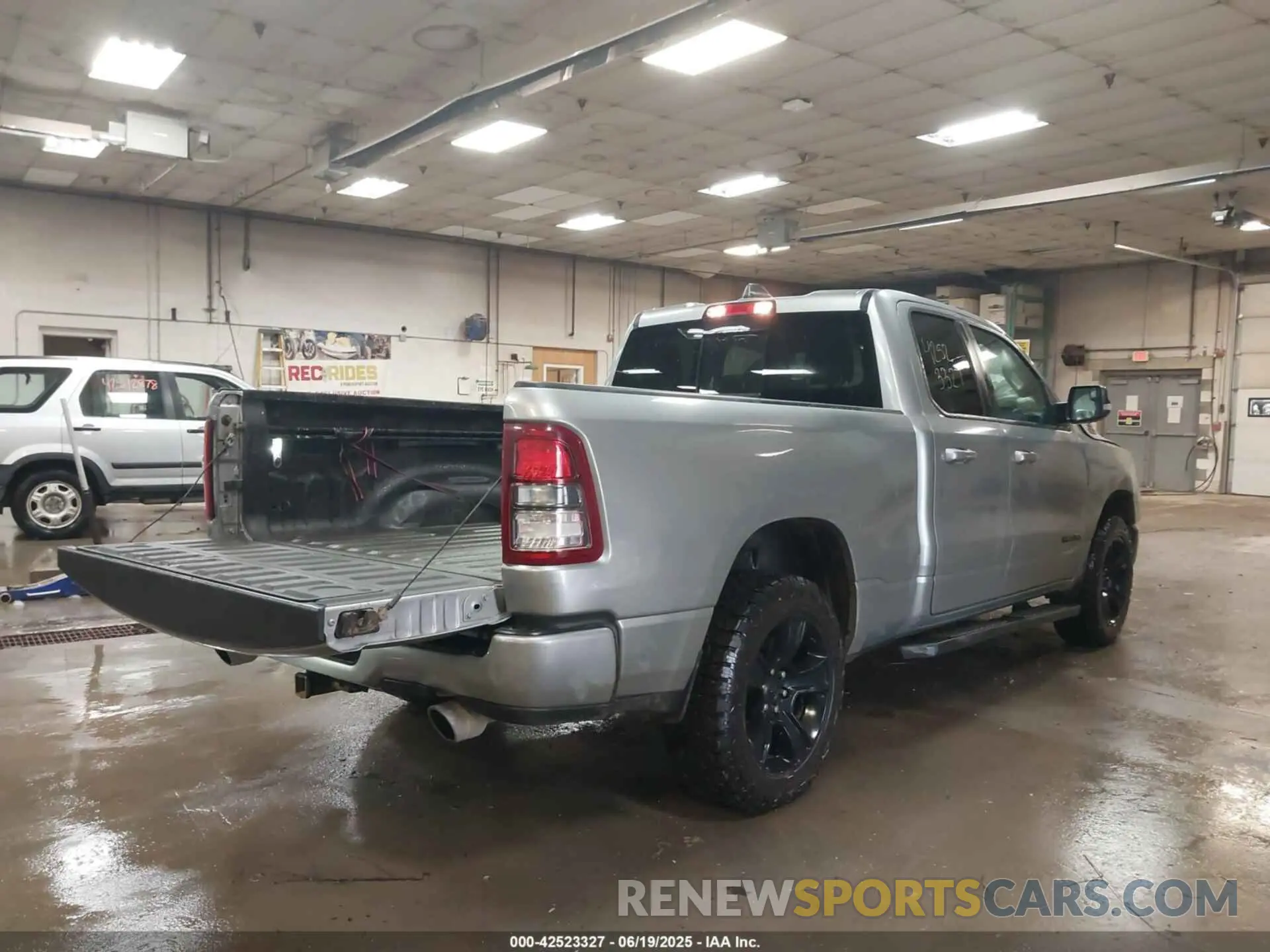 4 Photograph of a damaged car 1C6SRFBT4NN164801 RAM 1500 2022