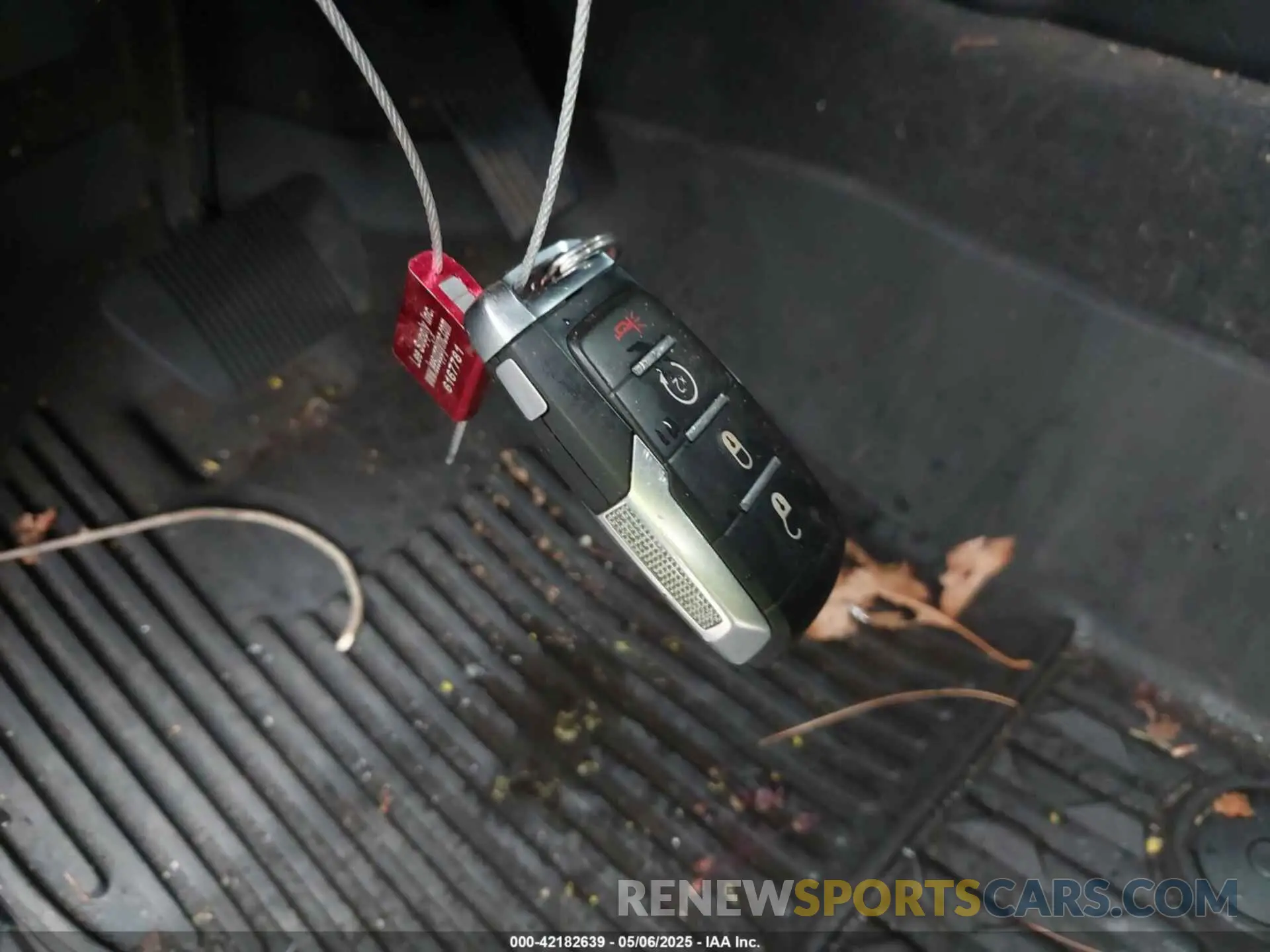 11 Photograph of a damaged car 1C6SRFBT4NN445190 RAM 1500 2022