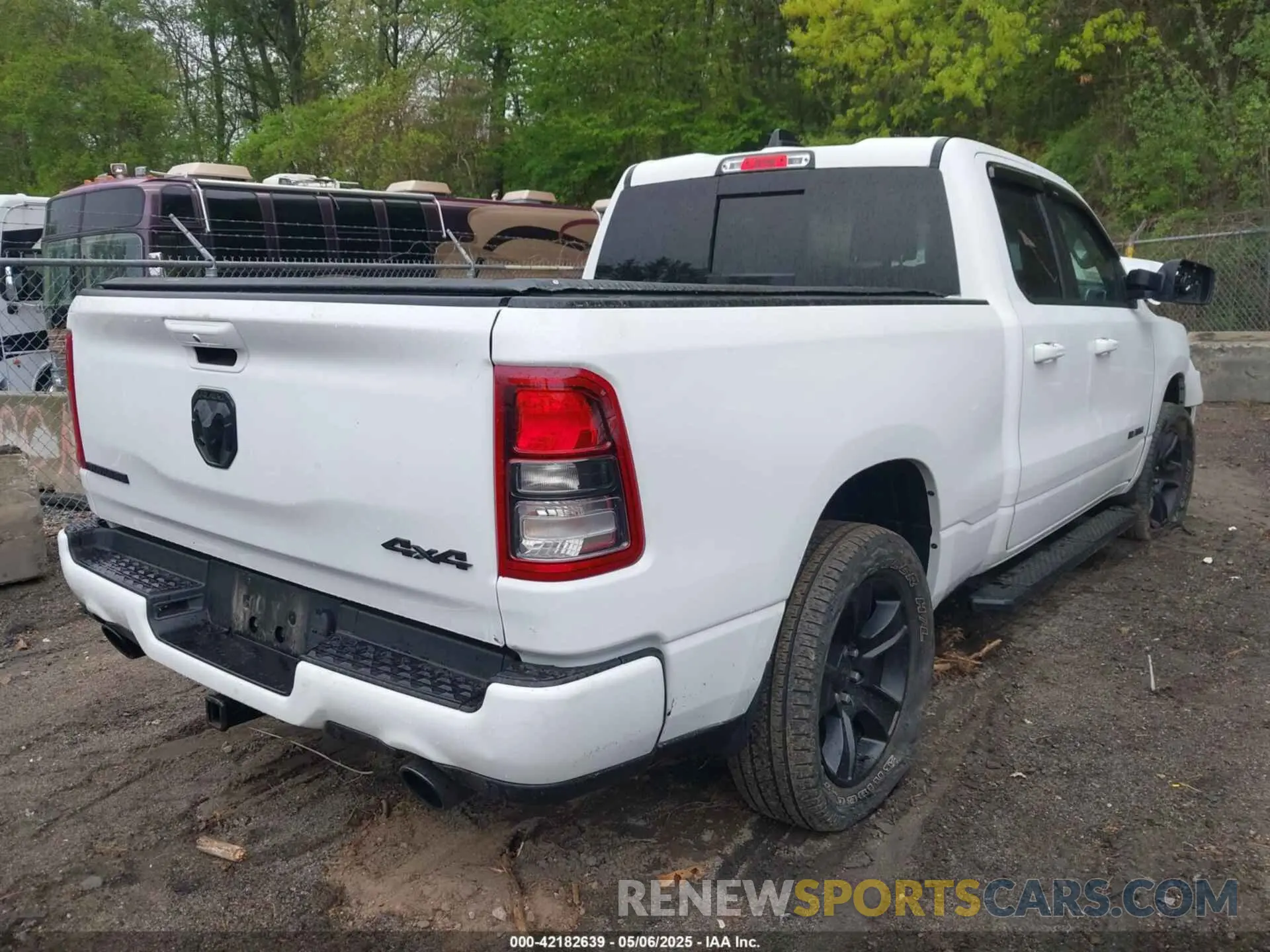 4 Photograph of a damaged car 1C6SRFBT4NN445190 RAM 1500 2022