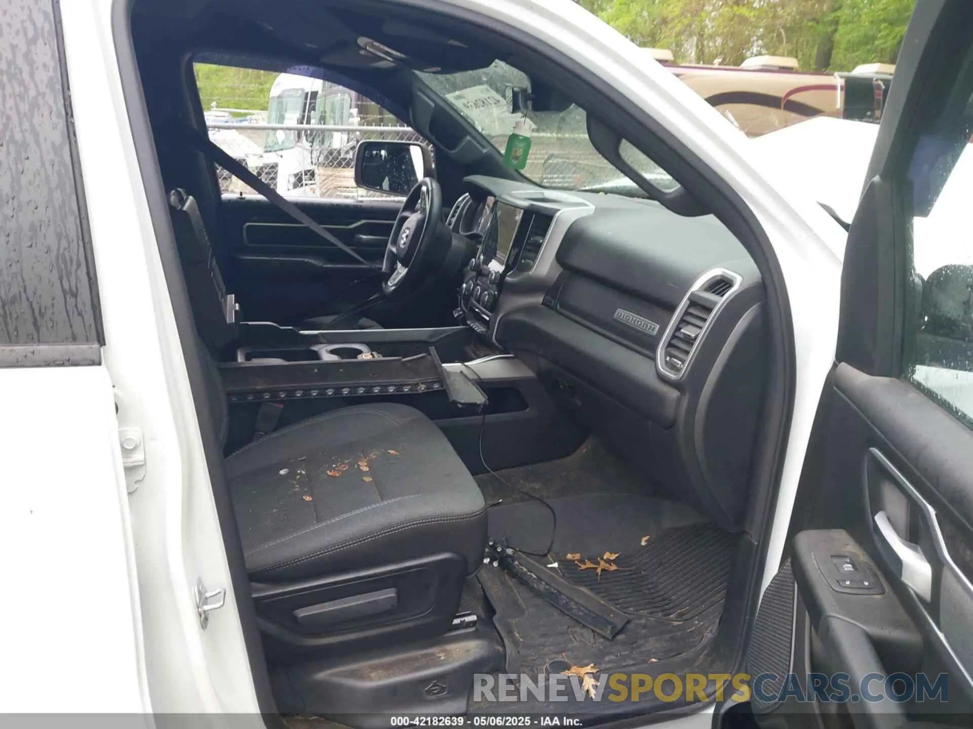 5 Photograph of a damaged car 1C6SRFBT4NN445190 RAM 1500 2022