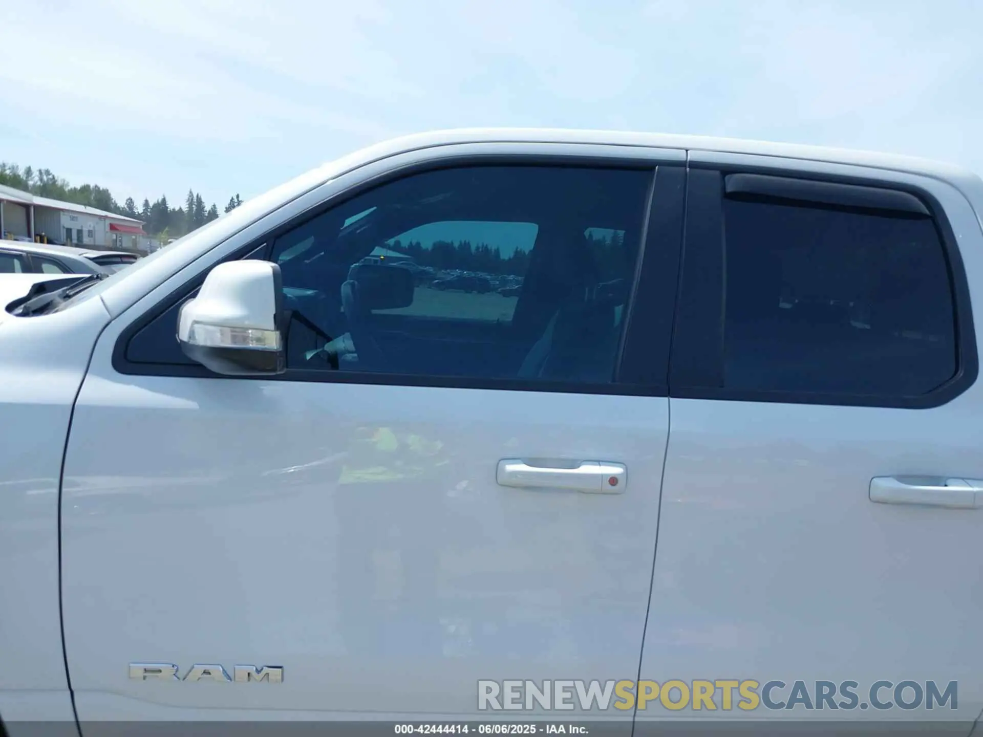 14 Photograph of a damaged car 1C6SRFBT6NN164539 RAM 1500 2022