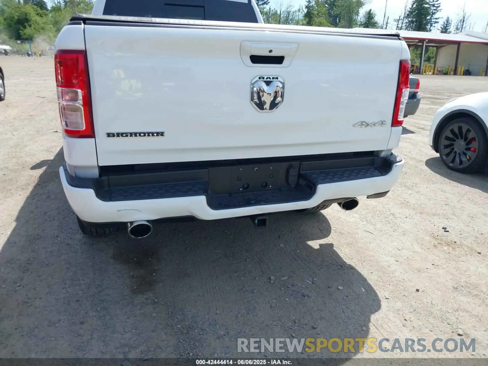 17 Photograph of a damaged car 1C6SRFBT6NN164539 RAM 1500 2022
