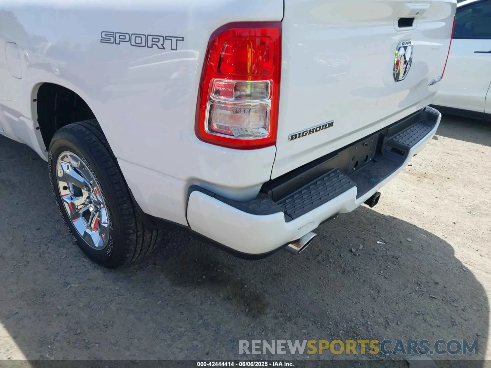 18 Photograph of a damaged car 1C6SRFBT6NN164539 RAM 1500 2022