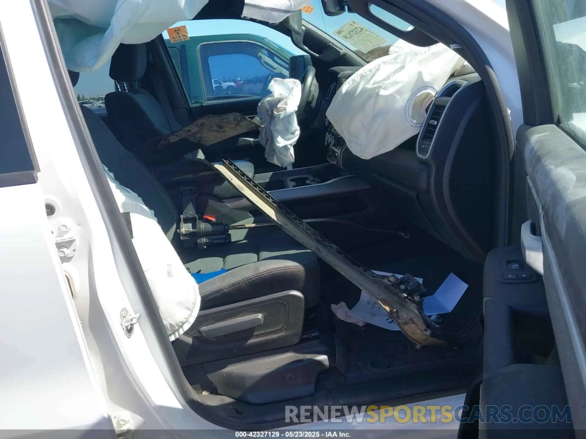 5 Photograph of a damaged car 1C6SRFBT9NN397346 RAM 1500 2022