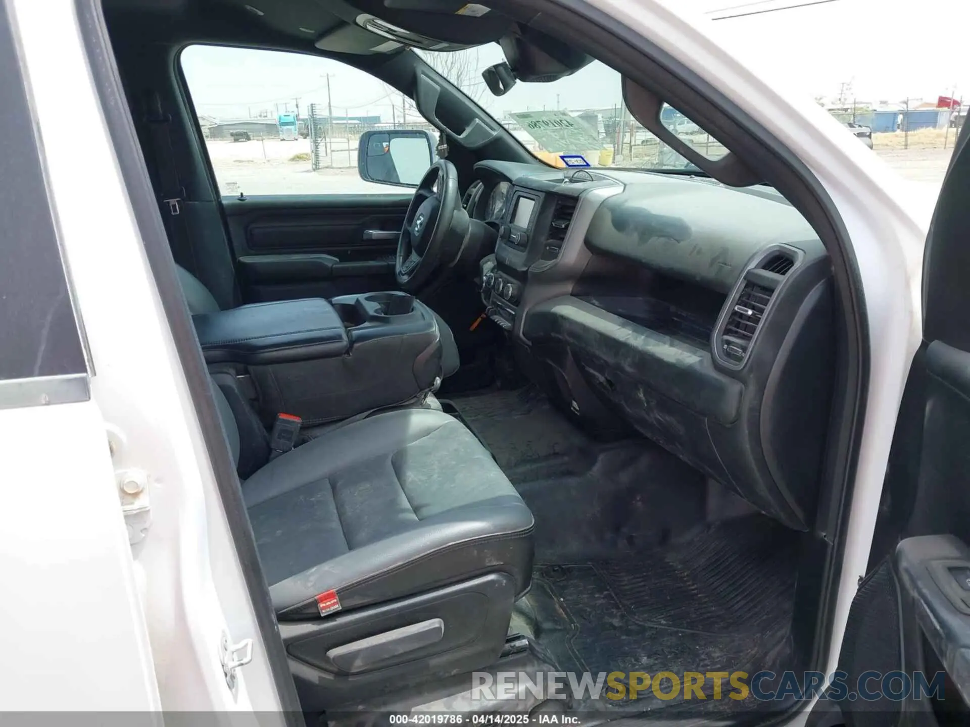 5 Photograph of a damaged car 1C6SRFCT5NN433600 RAM 1500 2022