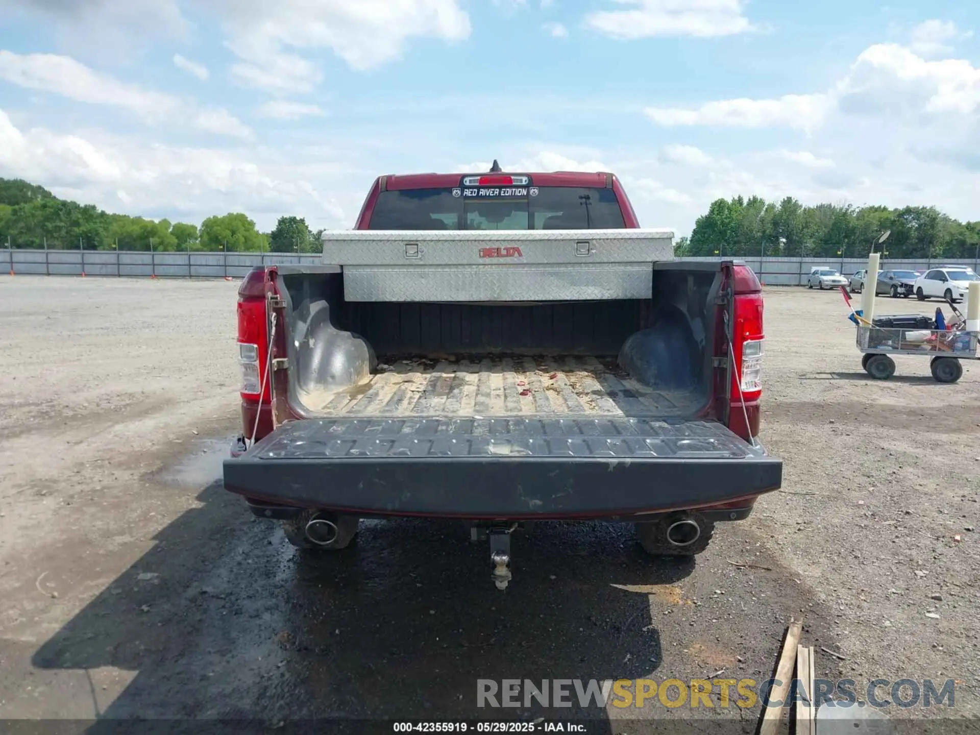 17 Photograph of a damaged car 1C6SRFFM1NN263854 RAM 1500 2022