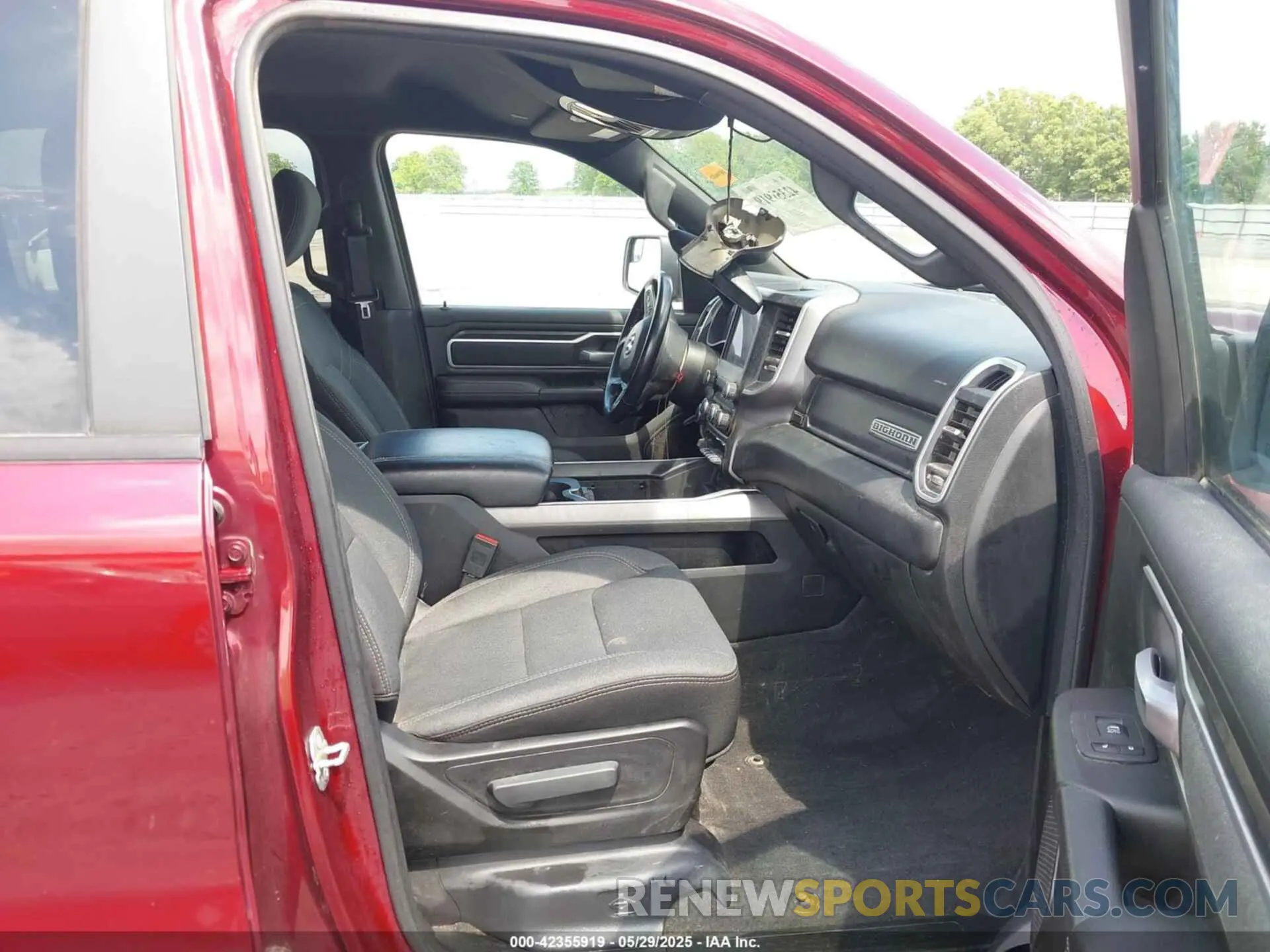 5 Photograph of a damaged car 1C6SRFFM1NN263854 RAM 1500 2022