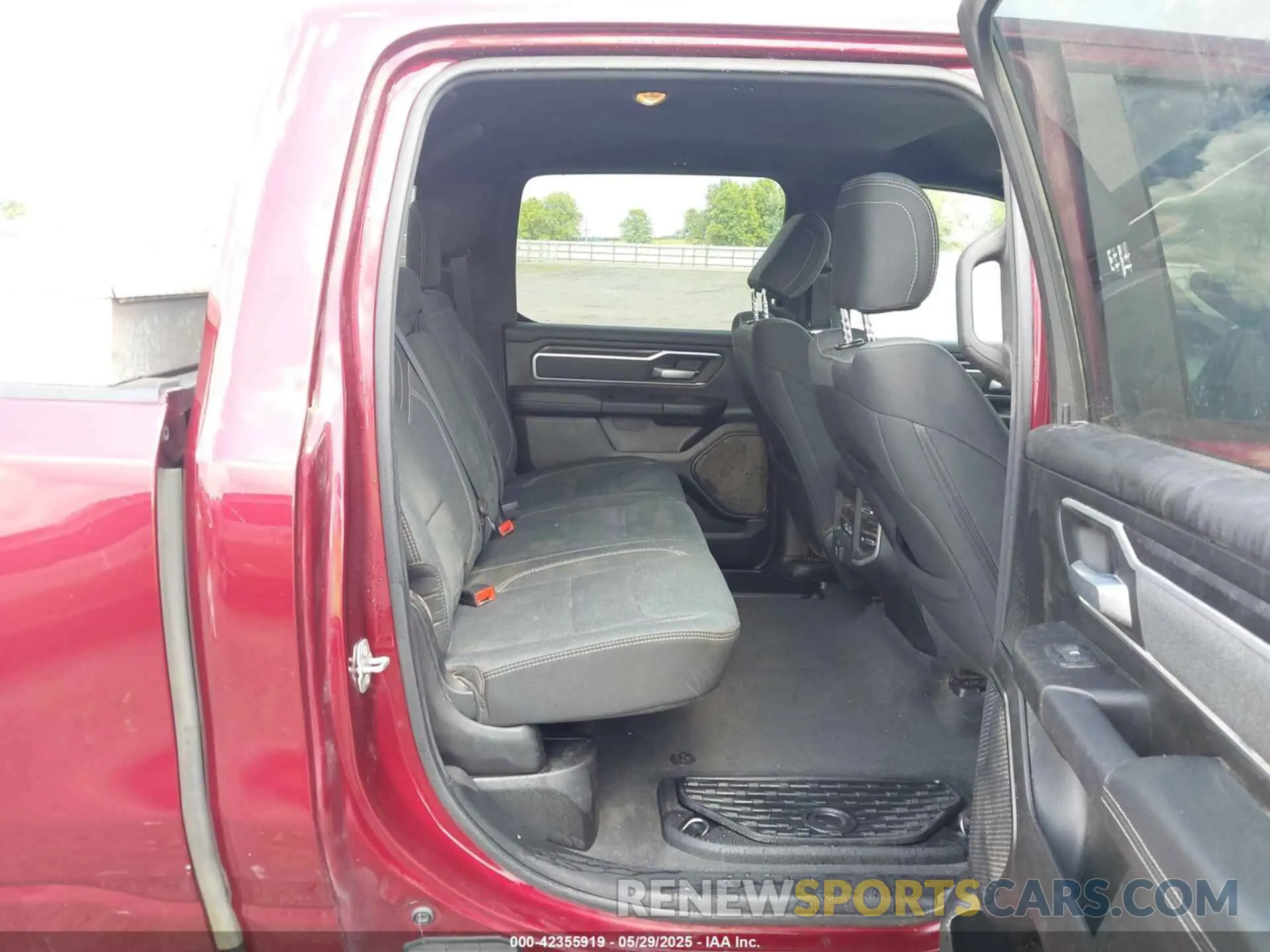 8 Photograph of a damaged car 1C6SRFFM1NN263854 RAM 1500 2022