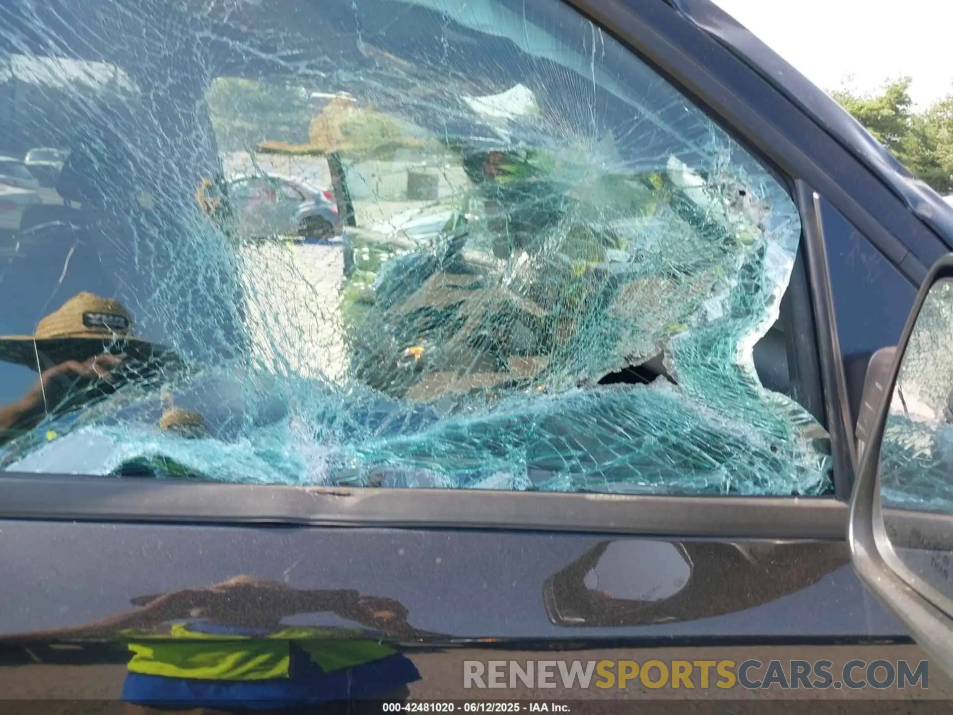 18 Photograph of a damaged car 1C6SRFFT0NN119106 RAM 1500 2022