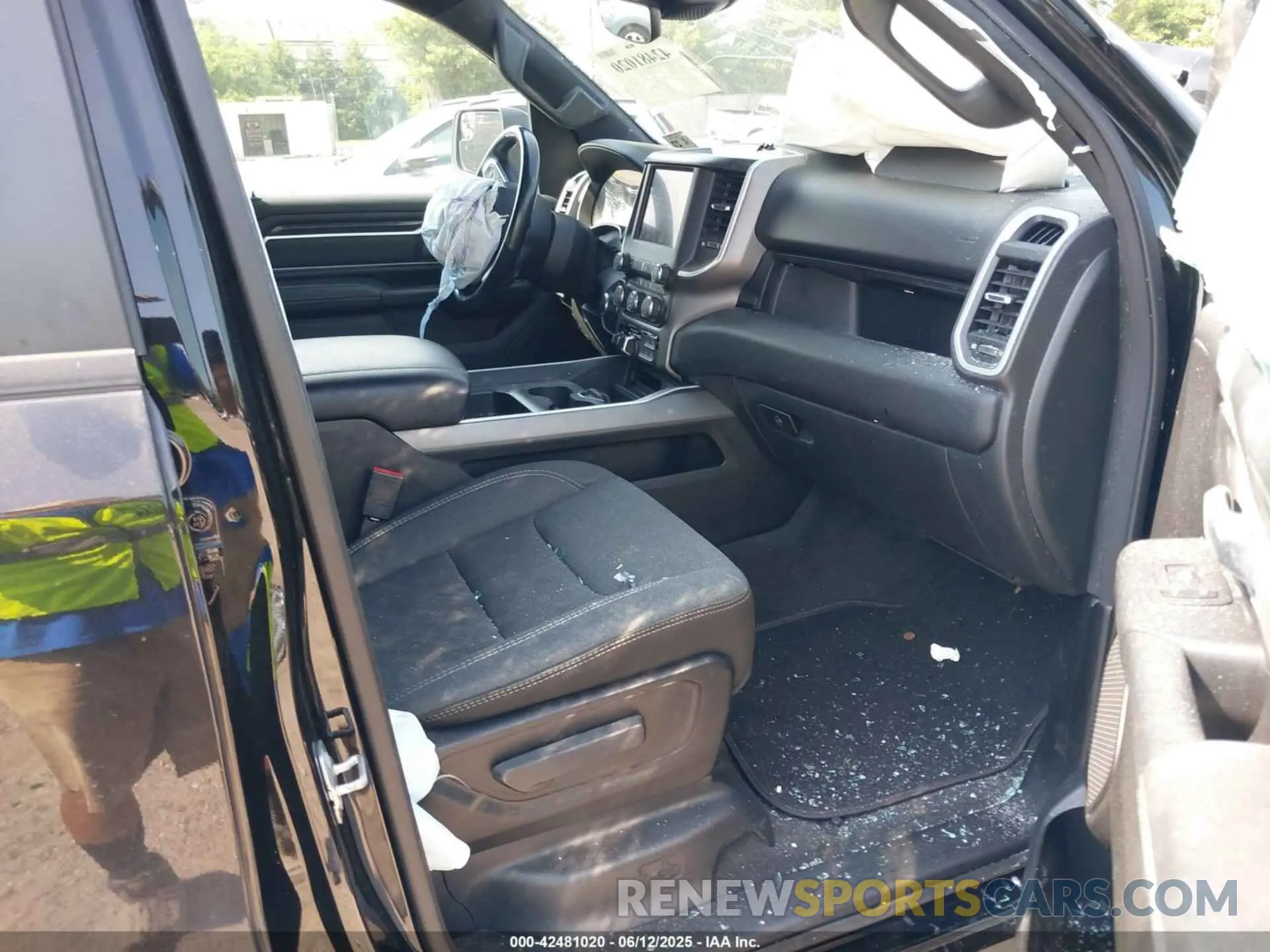 5 Photograph of a damaged car 1C6SRFFT0NN119106 RAM 1500 2022