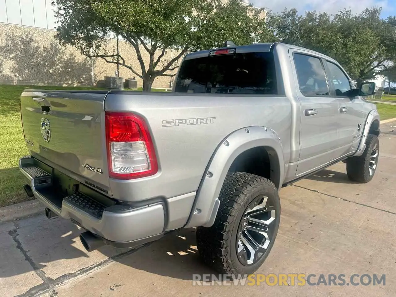 4 Photograph of a damaged car 1C6SRFFT0NN135872 RAM 1500 2022