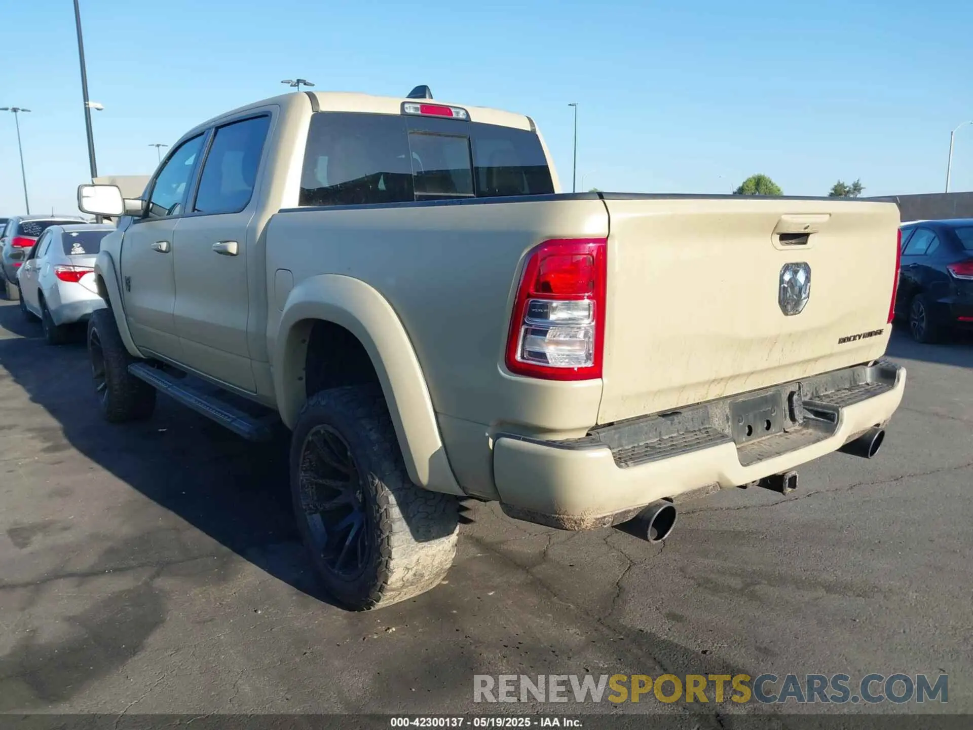 15 Photograph of a damaged car 1C6SRFFT0NN311092 RAM 1500 2022