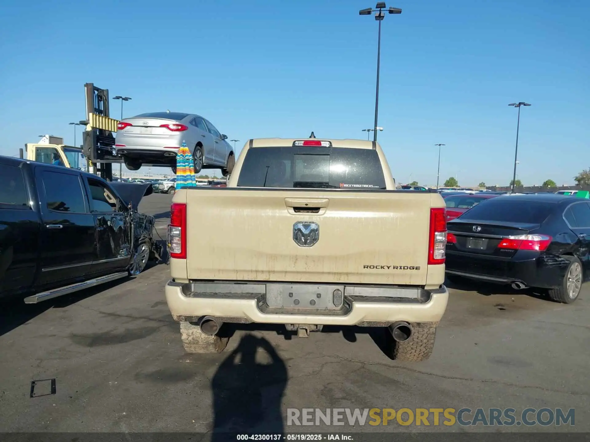 17 Photograph of a damaged car 1C6SRFFT0NN311092 RAM 1500 2022