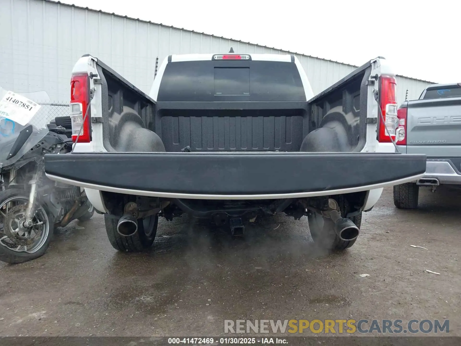 17 Photograph of a damaged car 1C6SRFFT2NN423375 RAM 1500 2022