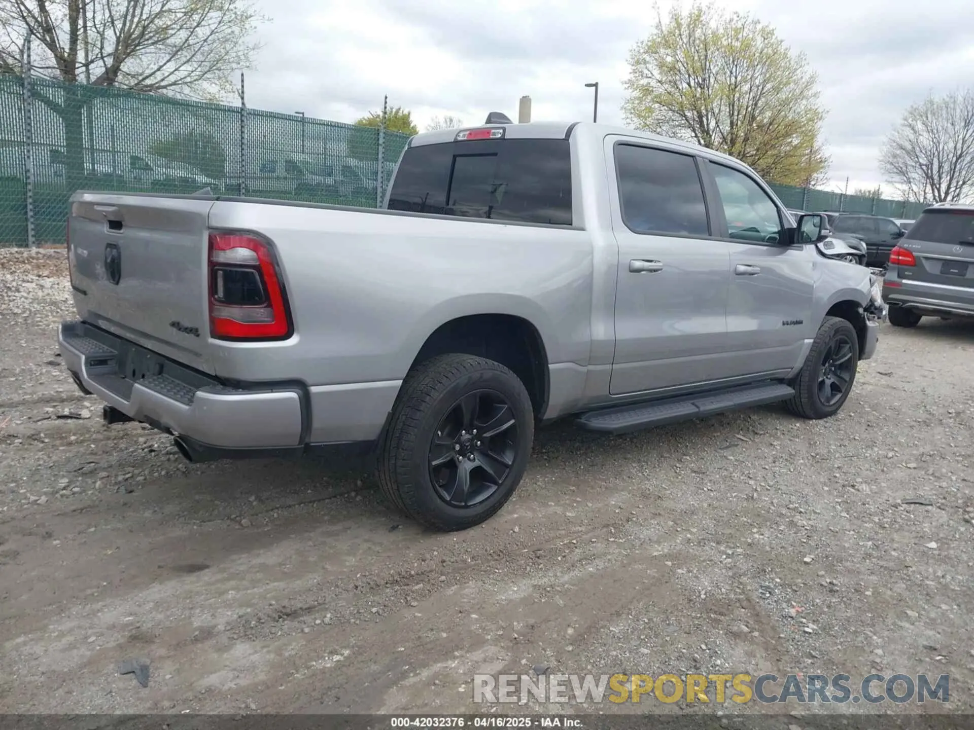 4 Photograph of a damaged car 1C6SRFFT5NN280759 RAM 1500 2022