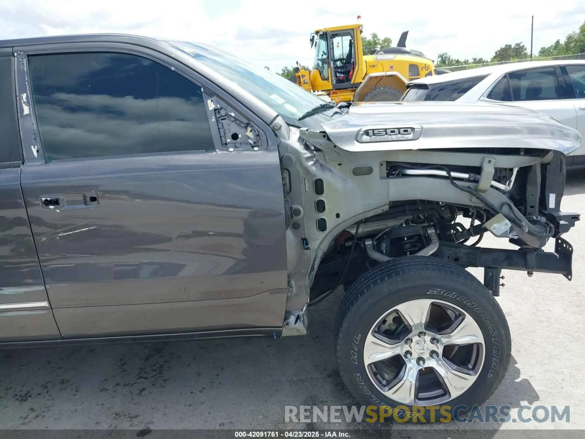 18 Photograph of a damaged car 1C6SRFFT8NN137742 RAM 1500 2022