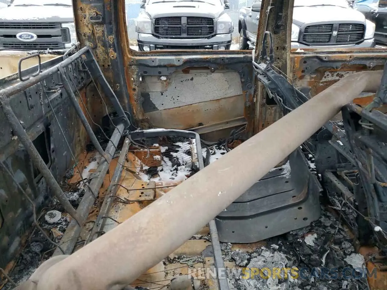 10 Photograph of a damaged car 1C6SRFGT5NN118998 RAM 1500 2022