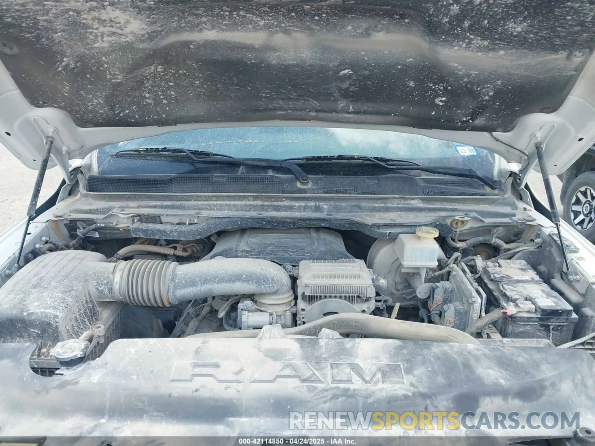 10 Photograph of a damaged car 1C6SRFGT7NN283080 RAM 1500 2022