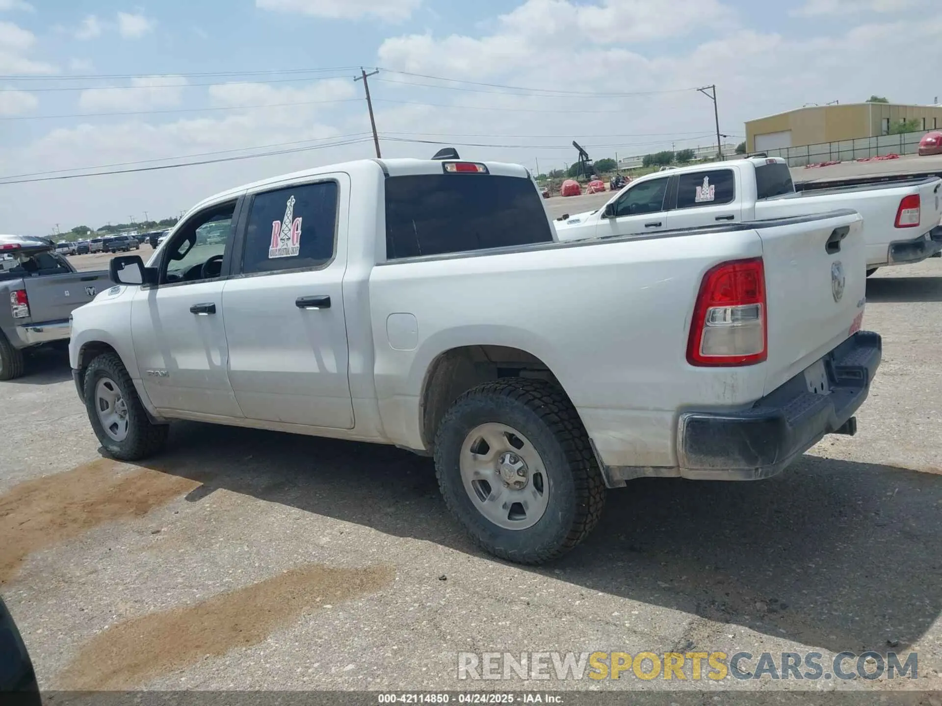 14 Photograph of a damaged car 1C6SRFGT7NN283080 RAM 1500 2022